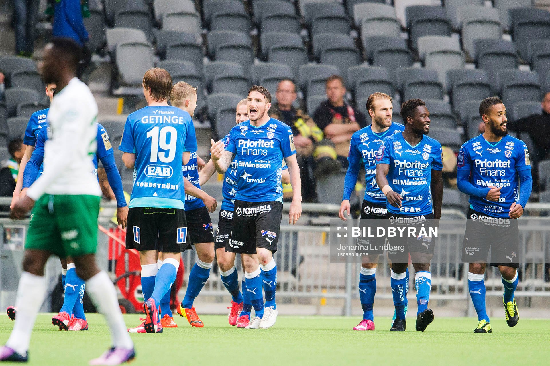 Halmstads spelare med James Keene i mitten jublar