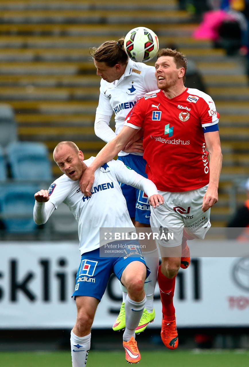 Norrköpings Andreas Hadenius i ryggen på Kalmars David Elm ovanför Norrköpings Daniel Sjölund under fotbollsmatchen i Allsvenskan mellan Norrköping och Kalmar den 30 maj 2015 i Norrköping.