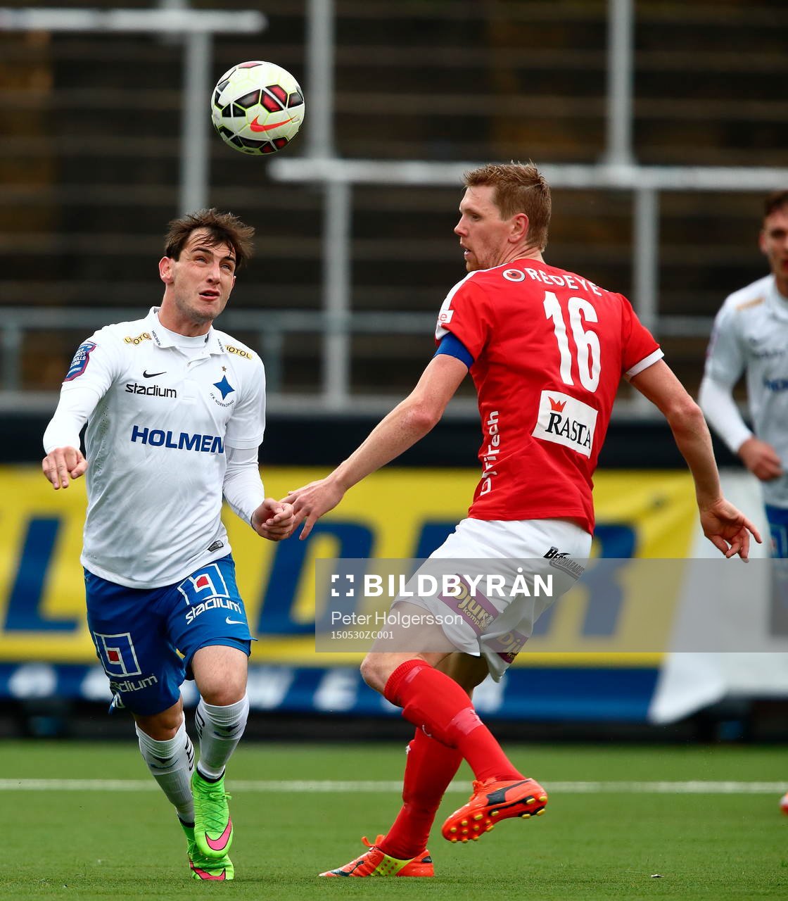Norrköpings Nikola Tkalcic och Kalmars David Elm under fotbollsmatchen i Allsvenskan mellan Norrköping och Kalmar den 30 maj 2015 i Norrköping.