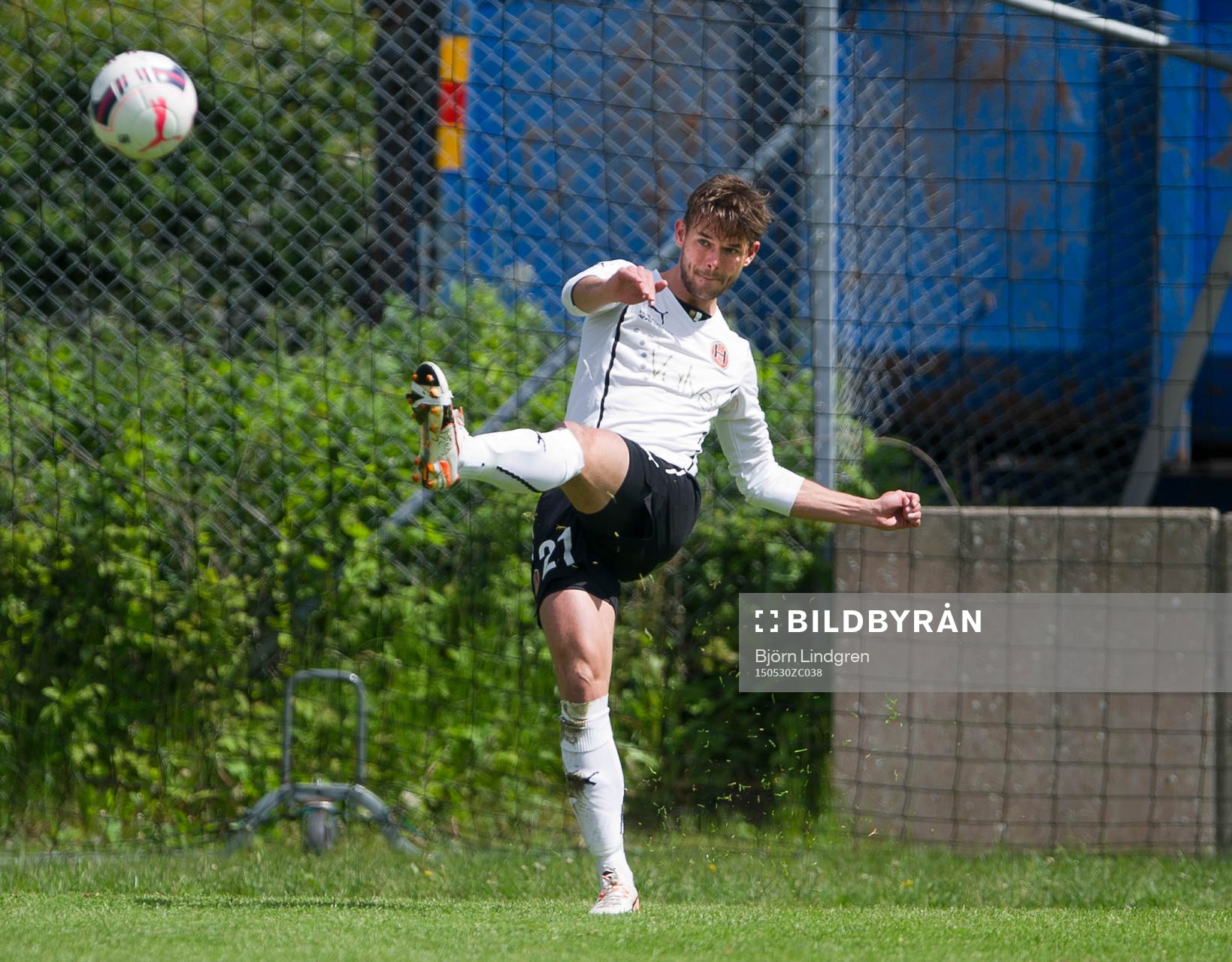 Fotboll Division 3, Hittarps IK-Vejby IF:  Hittarps Mattias Hallberg.