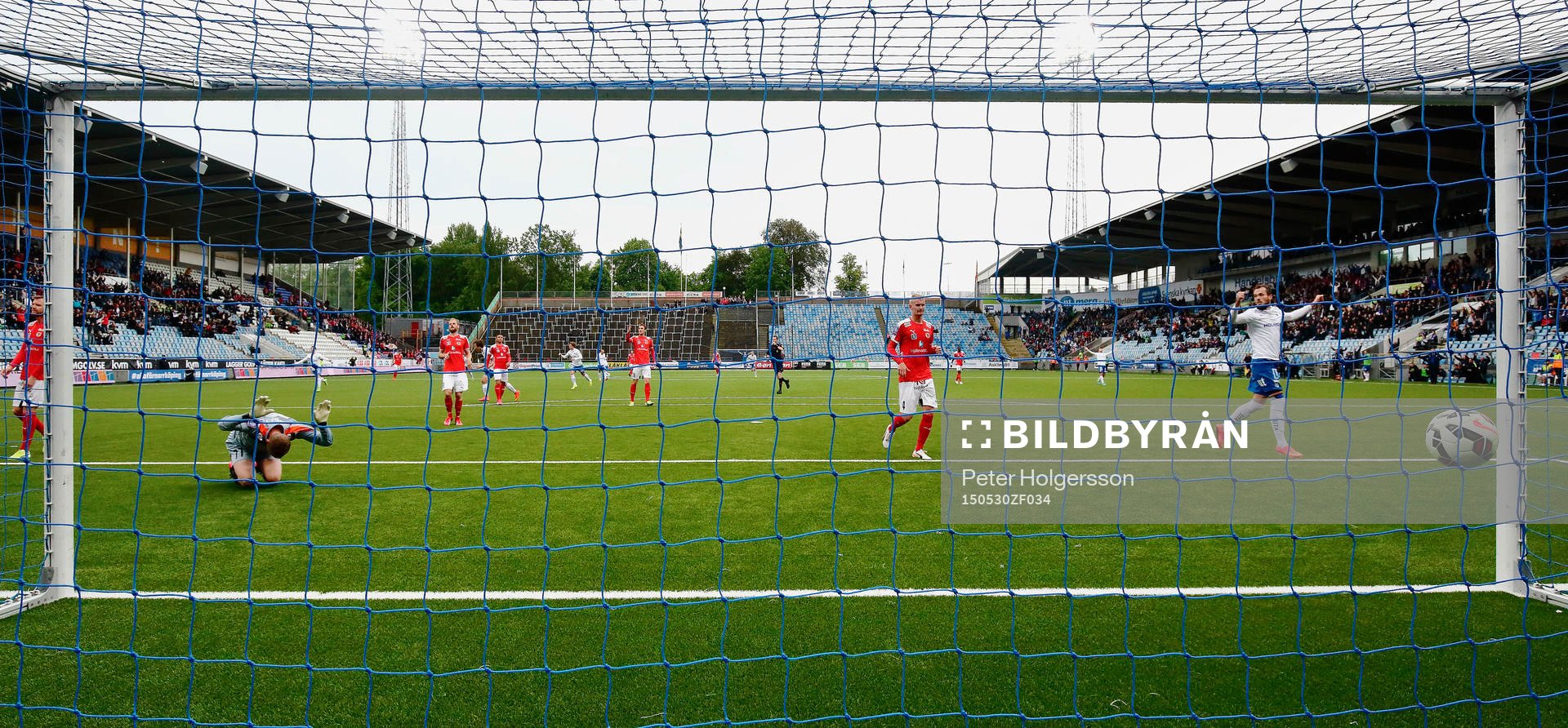 Kalmars målvakt Lars Cramer och Ludvig Öhman deppar och