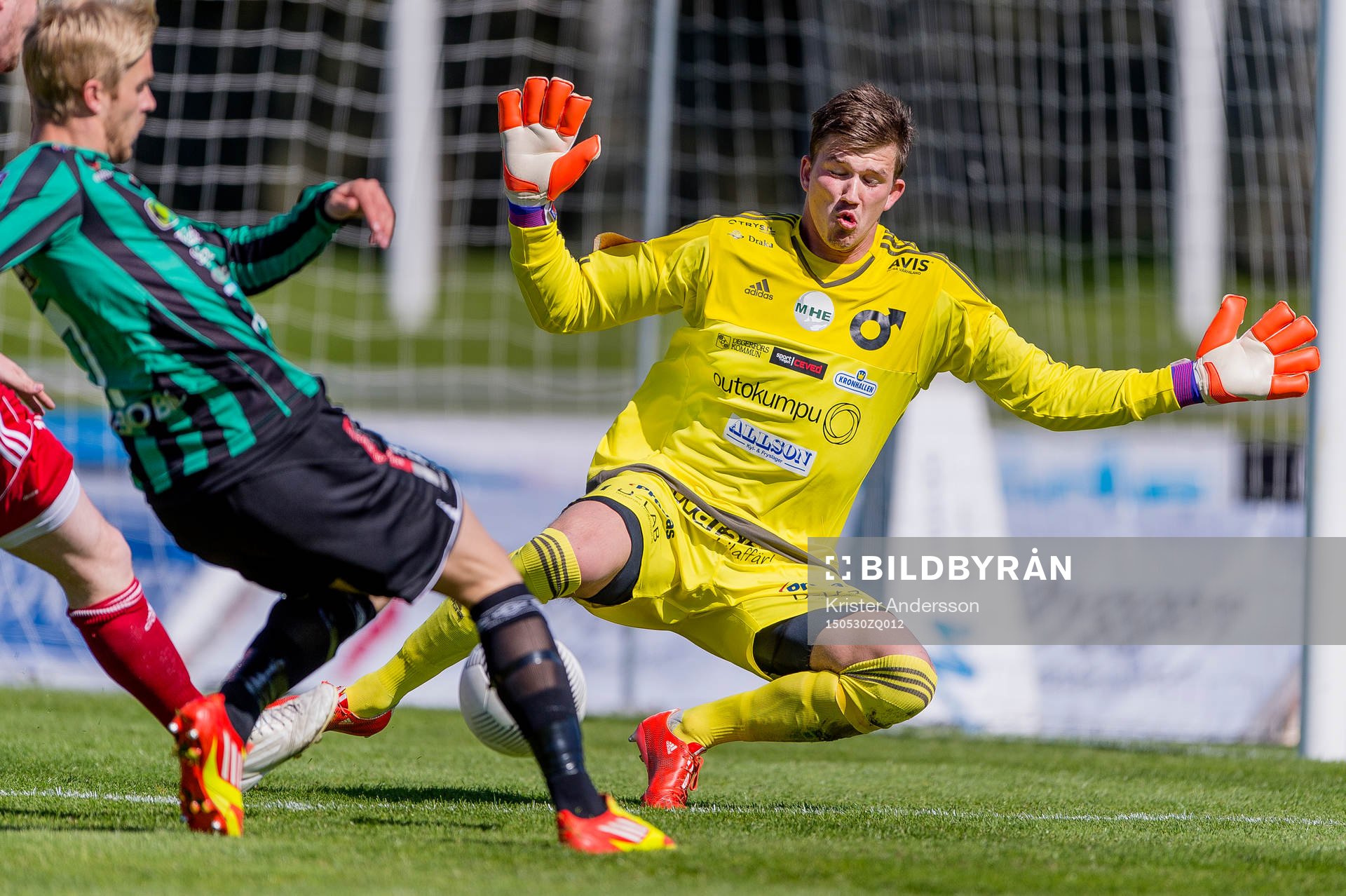 Degerfors målvakt August Strömberg räddar på närskott från Varbergs Mats André Kaland under fotbollsmatchen i Superettan mellan Varberg och Degerfors den 30 maj 2015 i Varberg.