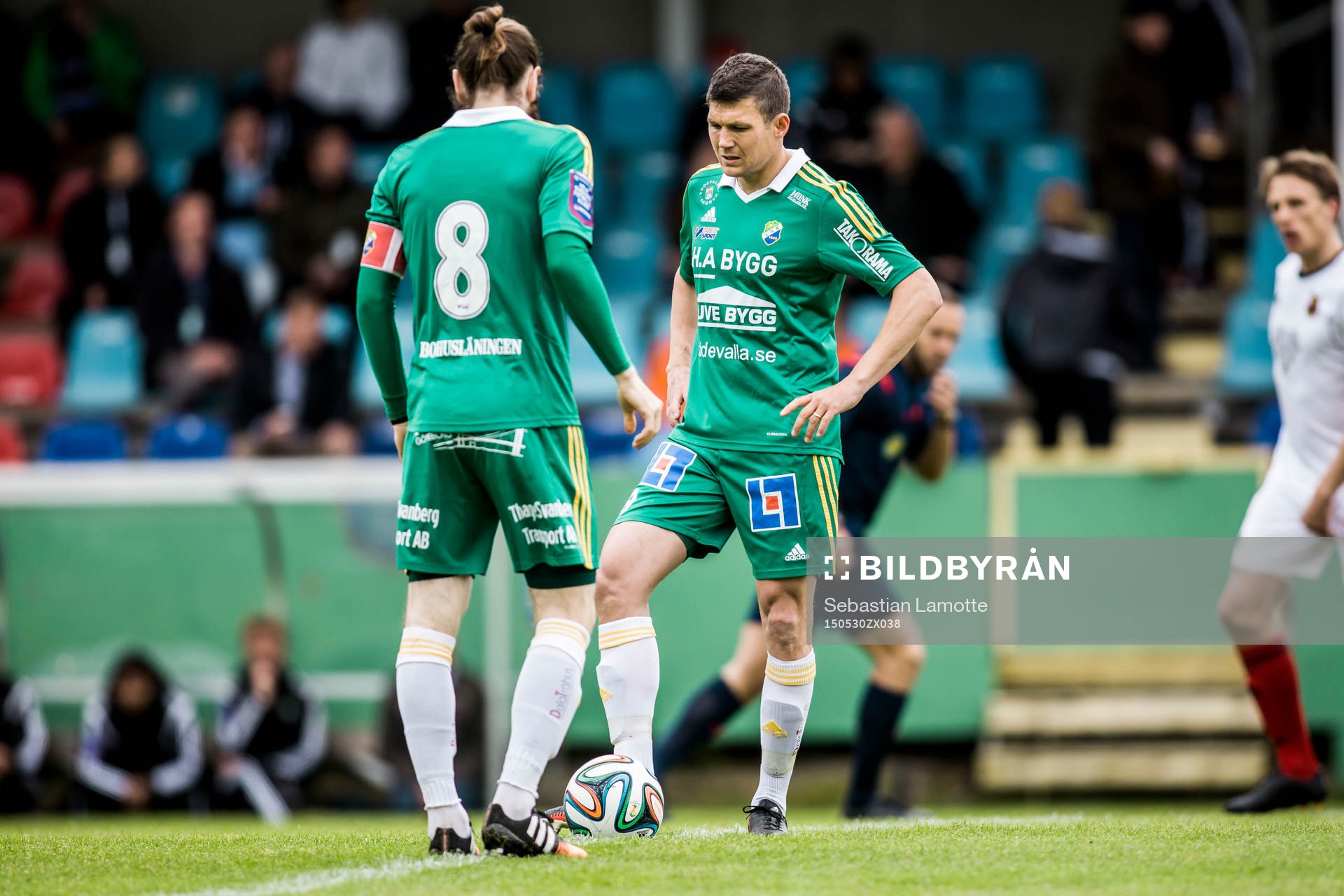 Ljungskiles Hannes Stiller och Marcus Gustafsson (v) gör sig redo att göra avspark under fotbollsmatchen i Superettan mellan Ljungskile och Östersund den 30 maj 2015 i Ljungskile.
