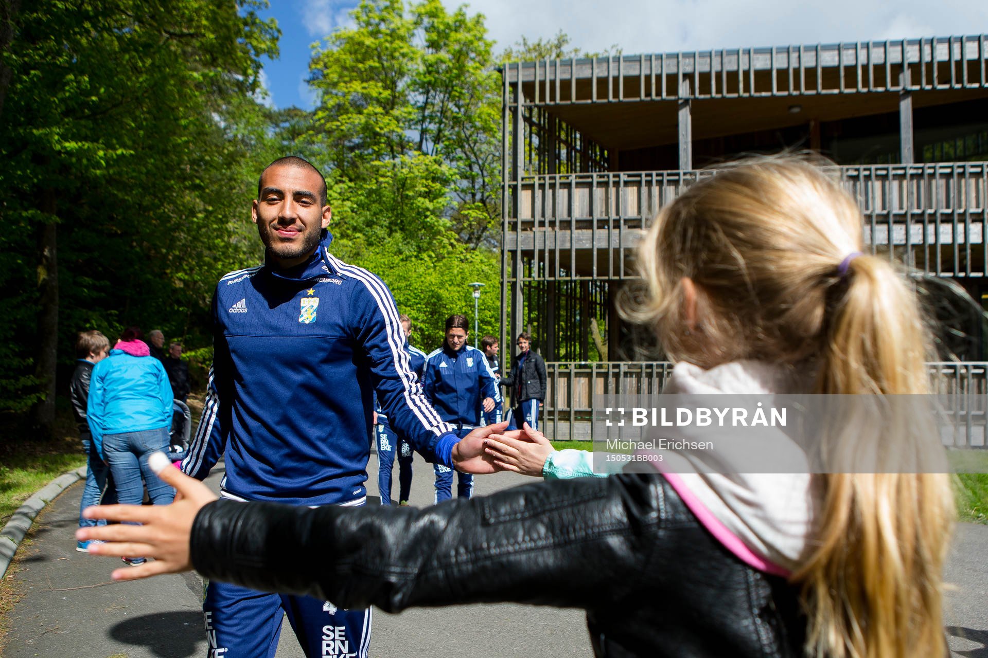 IFK Göteborgs Haitam Aleesami hälsar på ett par unga
