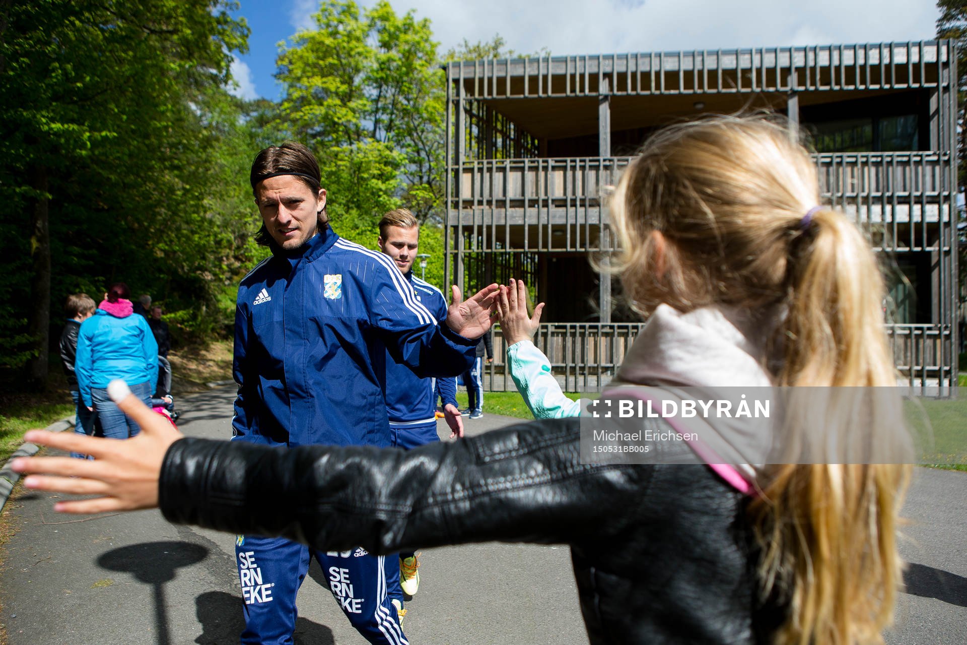 IFK Göteborgs Lasse Vibe hälsar på ett par unga