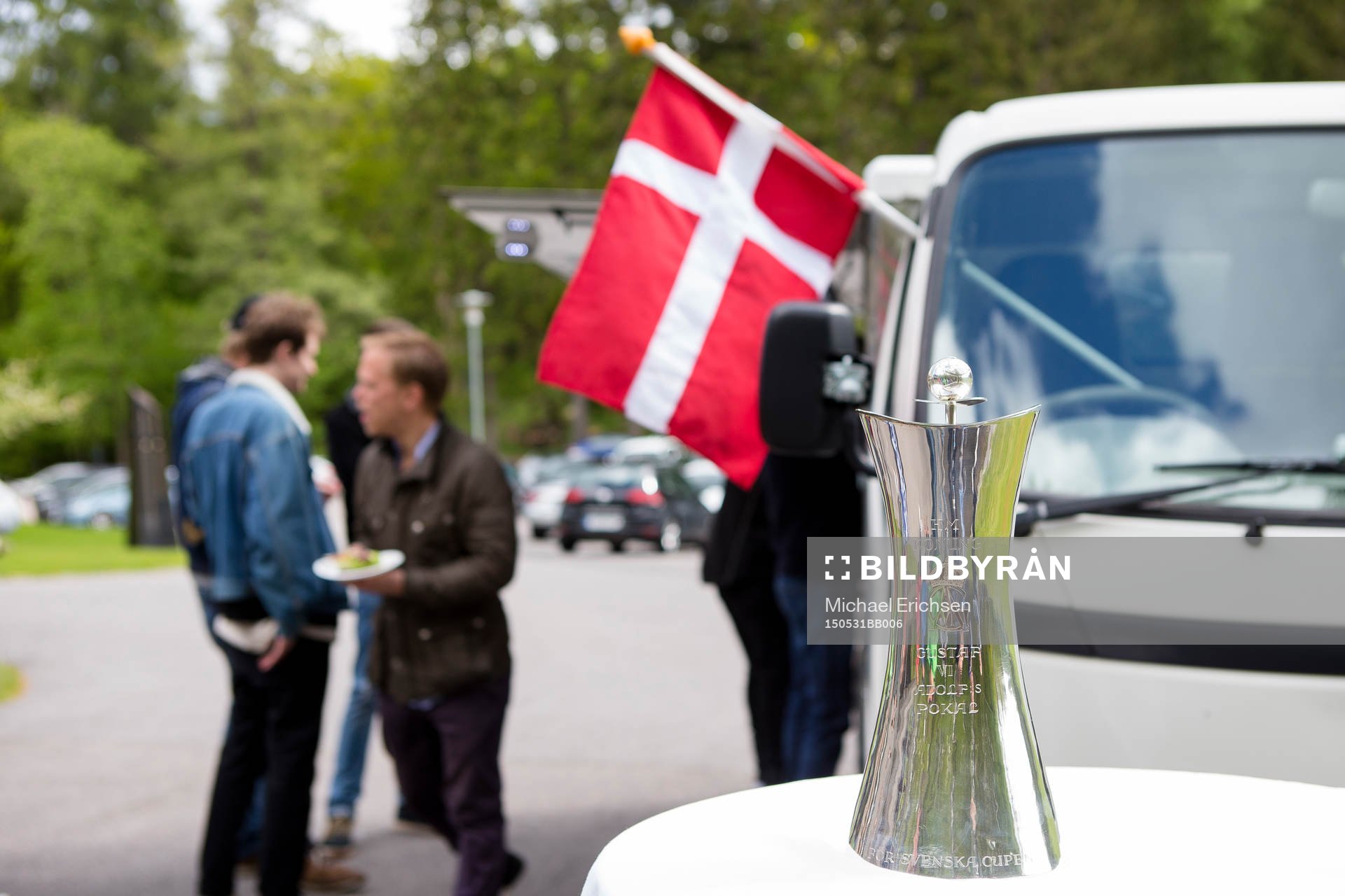 Gustaf VI Adolfs Pokal till beskådan bredvid en food truck