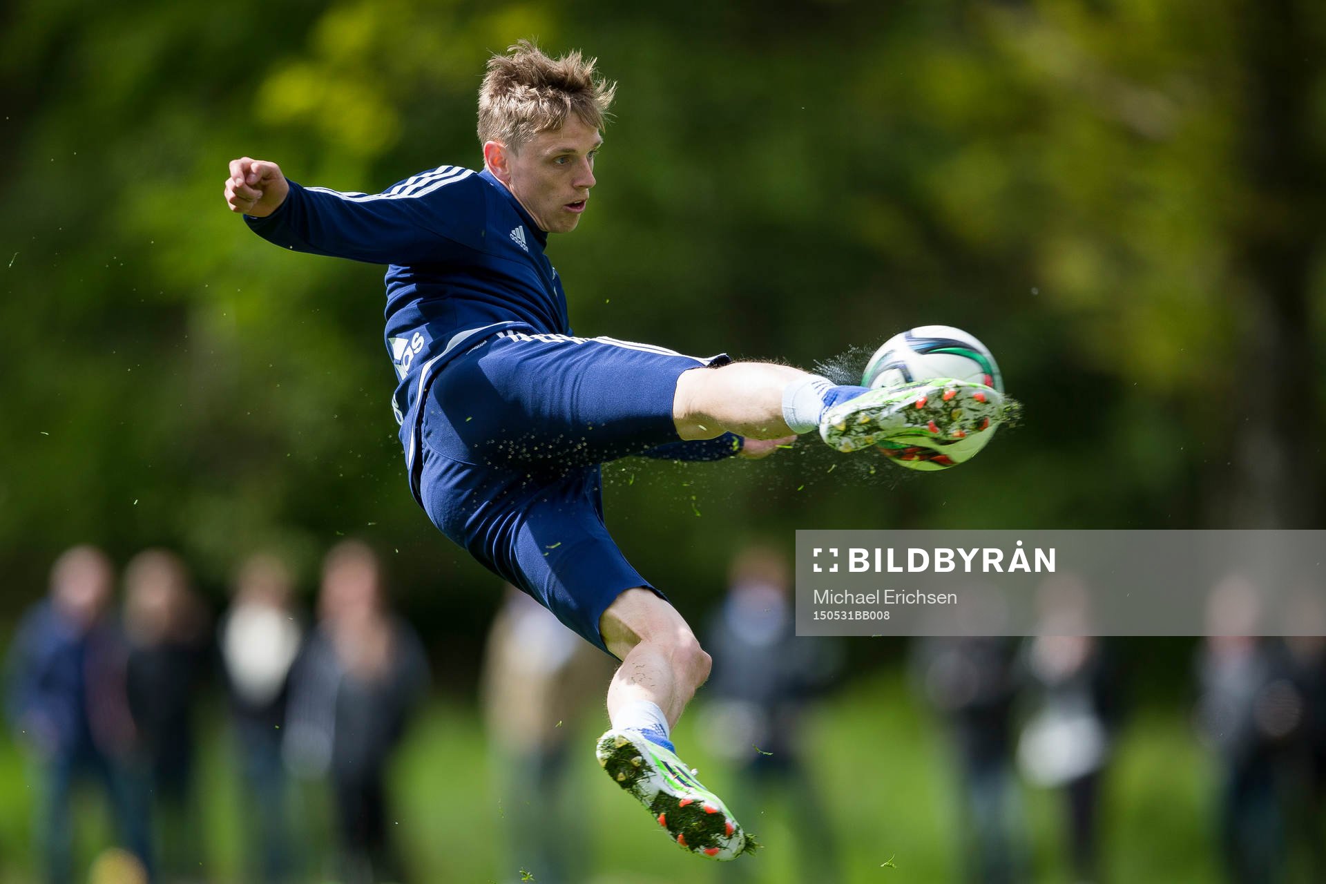 IFK Göteborgs Sören Rieks skjuter ett skott på volley