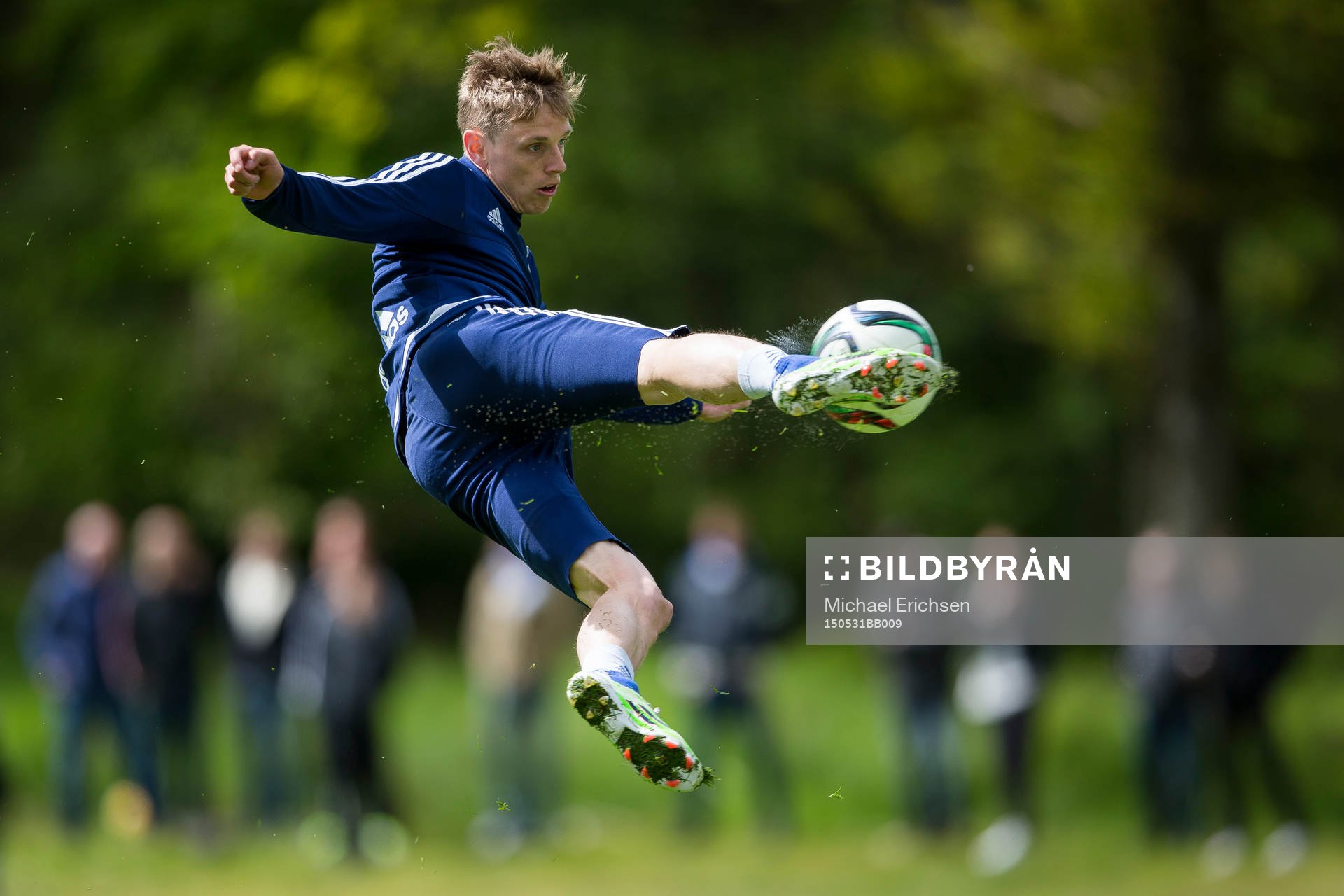 IFK Göteborgs Sören Rieks skjuter ett skott på volley