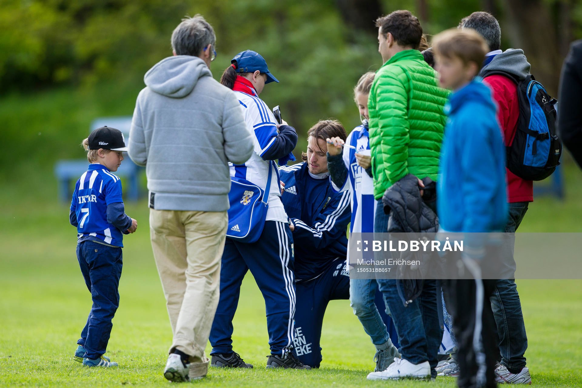 IFK Göteborgs Lasse Vibe skriver autografer
