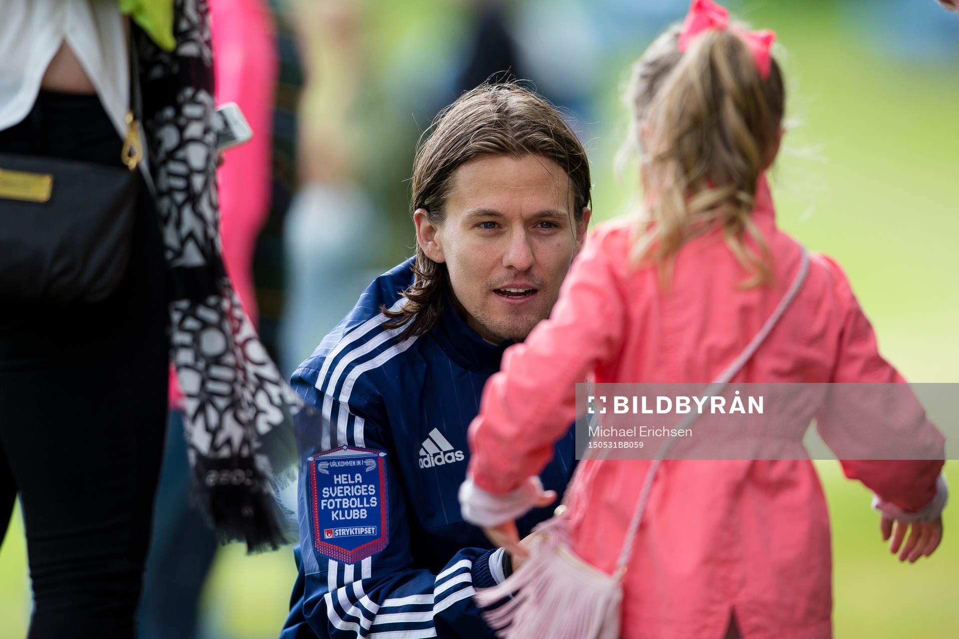 IFK Göteborgs Lasse Vibe skriver en autograf till en liten