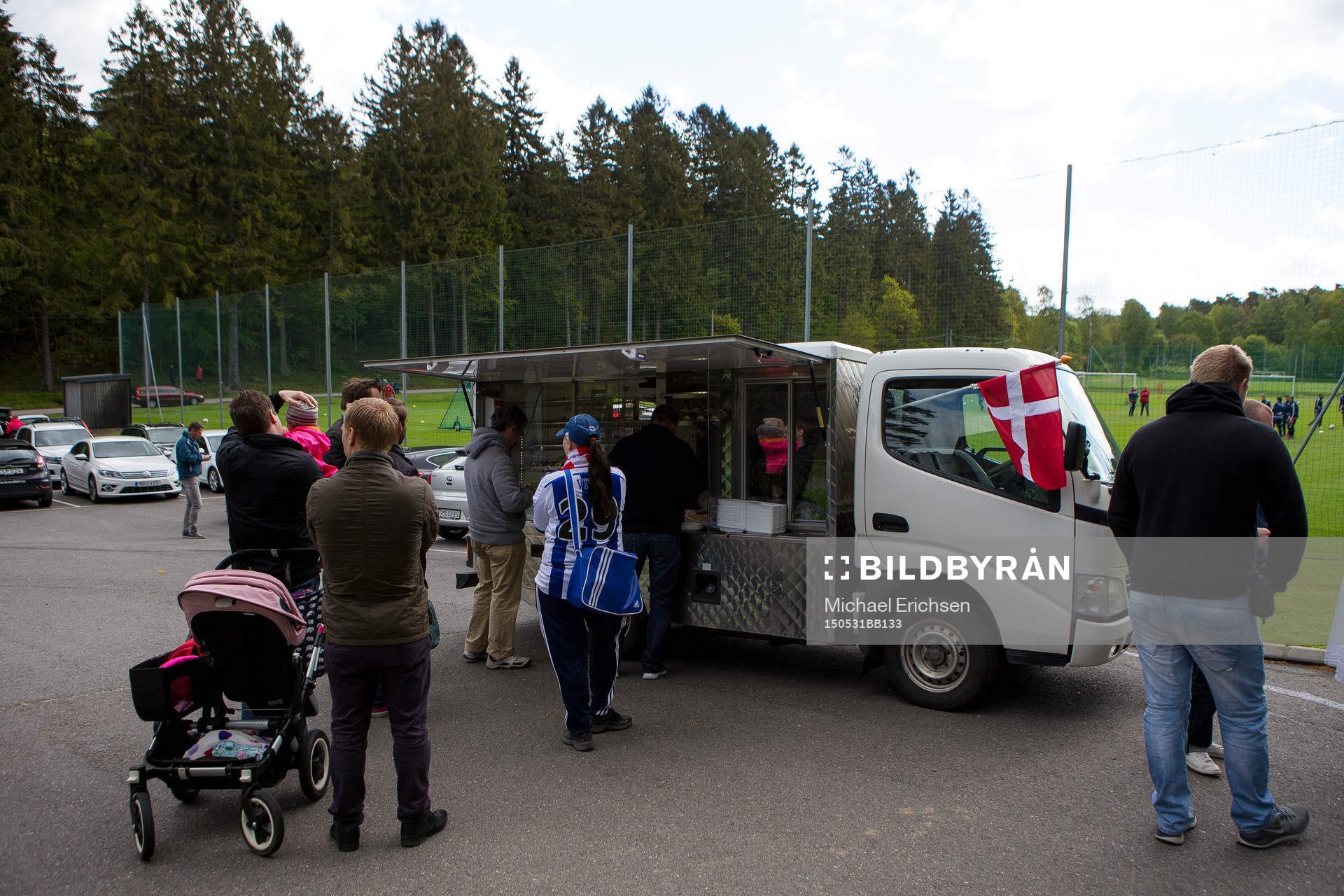 Supportrar handlar danska delikatesser i en food truck