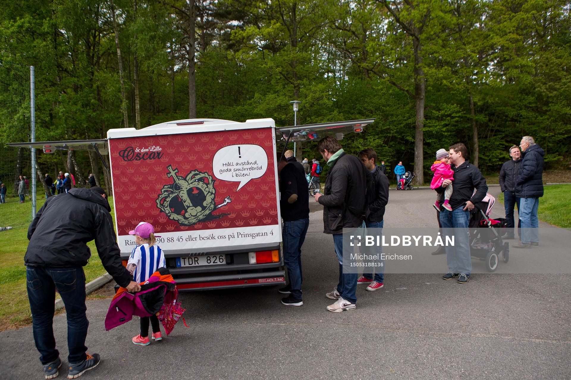 Supportrar handlar danska delikatesser i en food truck