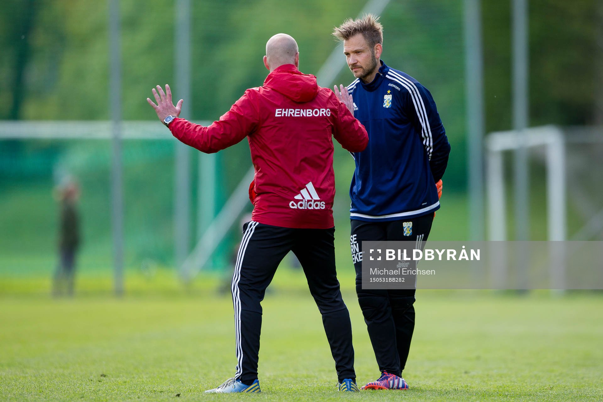 IFK Göteborgs målvaktstränare Stefan Remnér pratar med målvakt John Alvbåge under en fotbollsträning med IFK Göteborg den 31 maj 2015 i Göteborg.