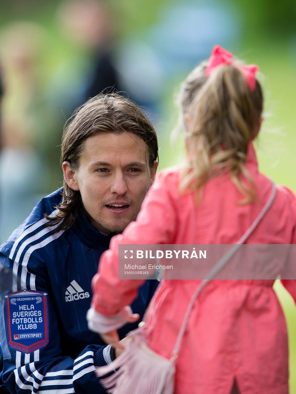 IFK Göteborgs Lasse Vibe skriver en autograf till en liten
