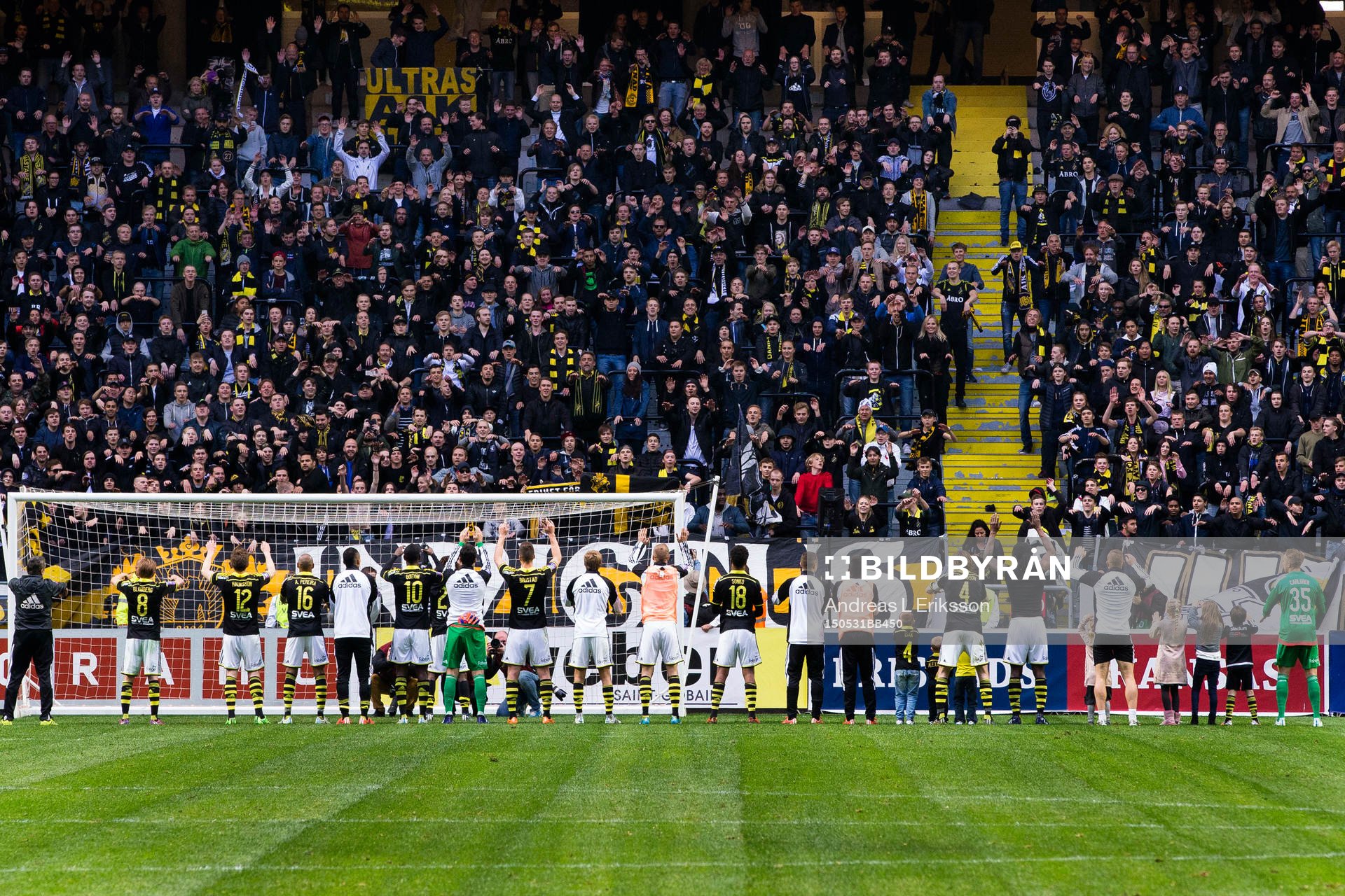 s spelare och ledare tackar publiken