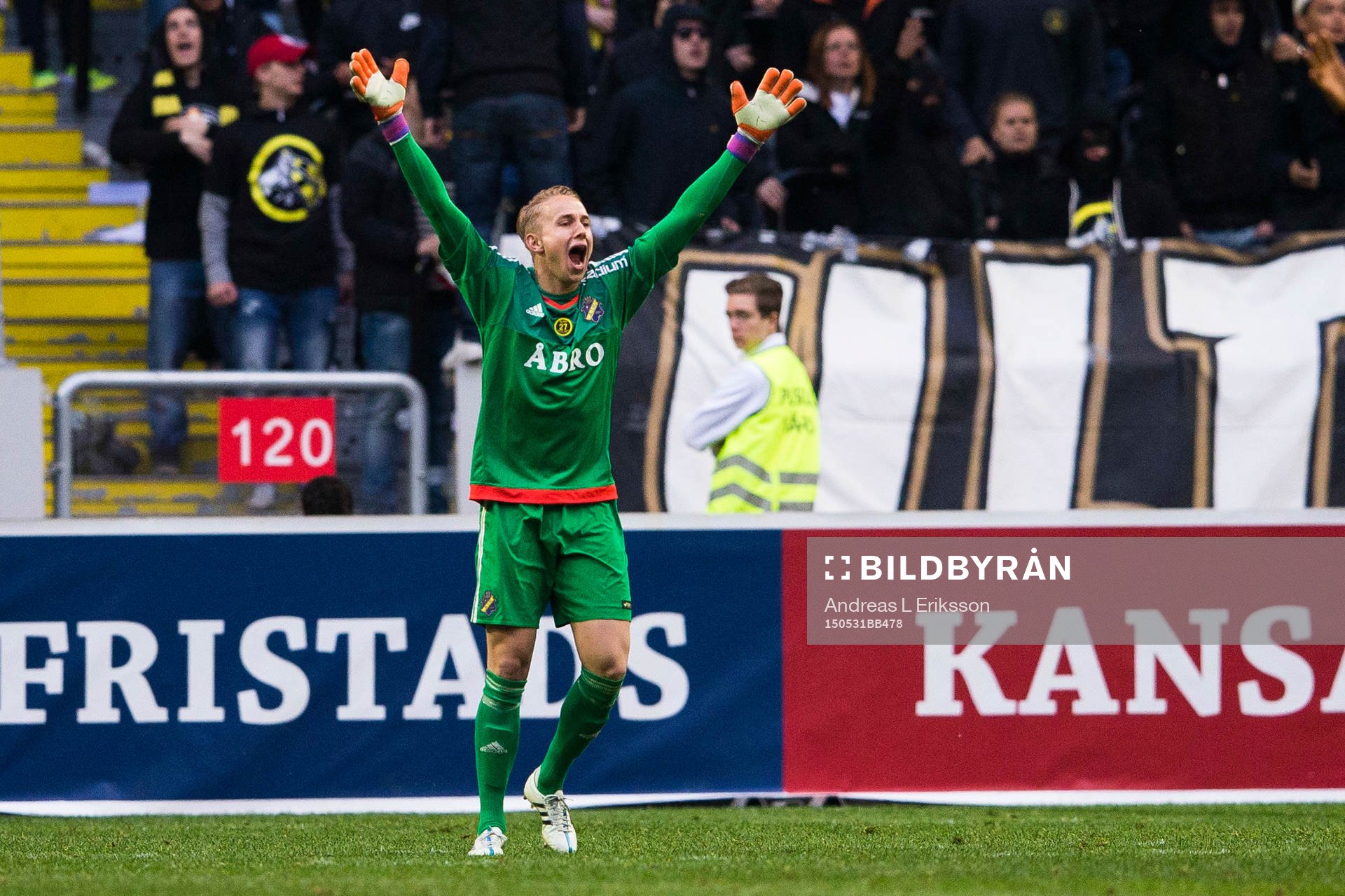 s målvakt Patrik Carlgren reagerar
