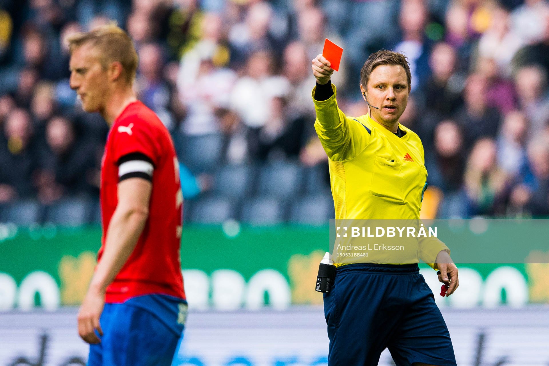 Helsingborgs Peter Larsson får rött kort av domare Markus