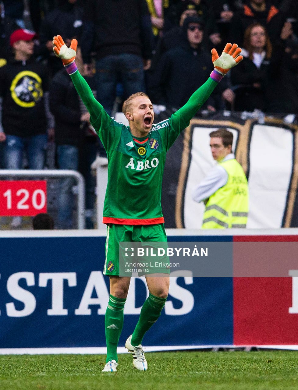 s målvakt Patrik Carlgren reagerar