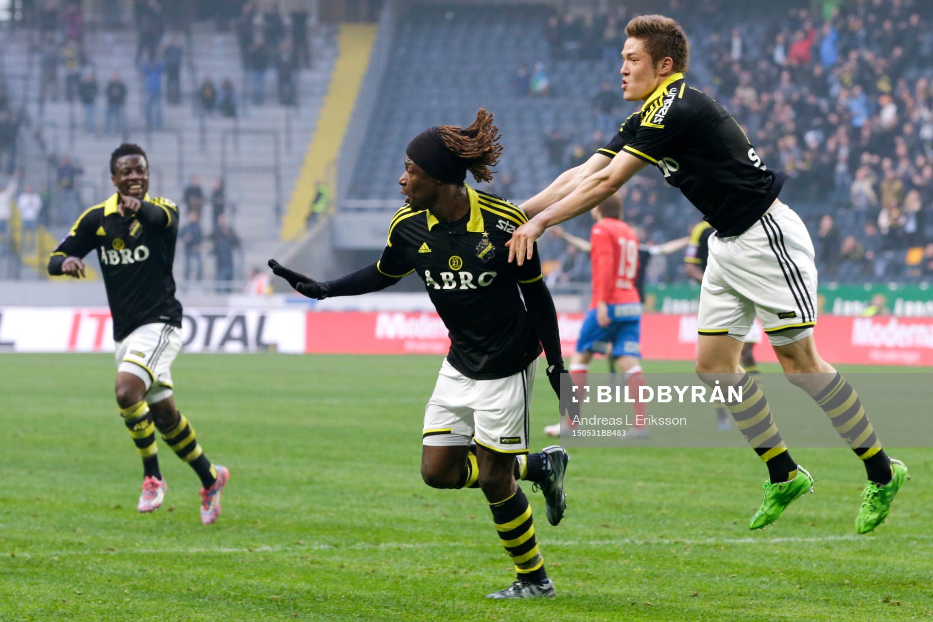 s AIK:s Mohamed Bangura jublar