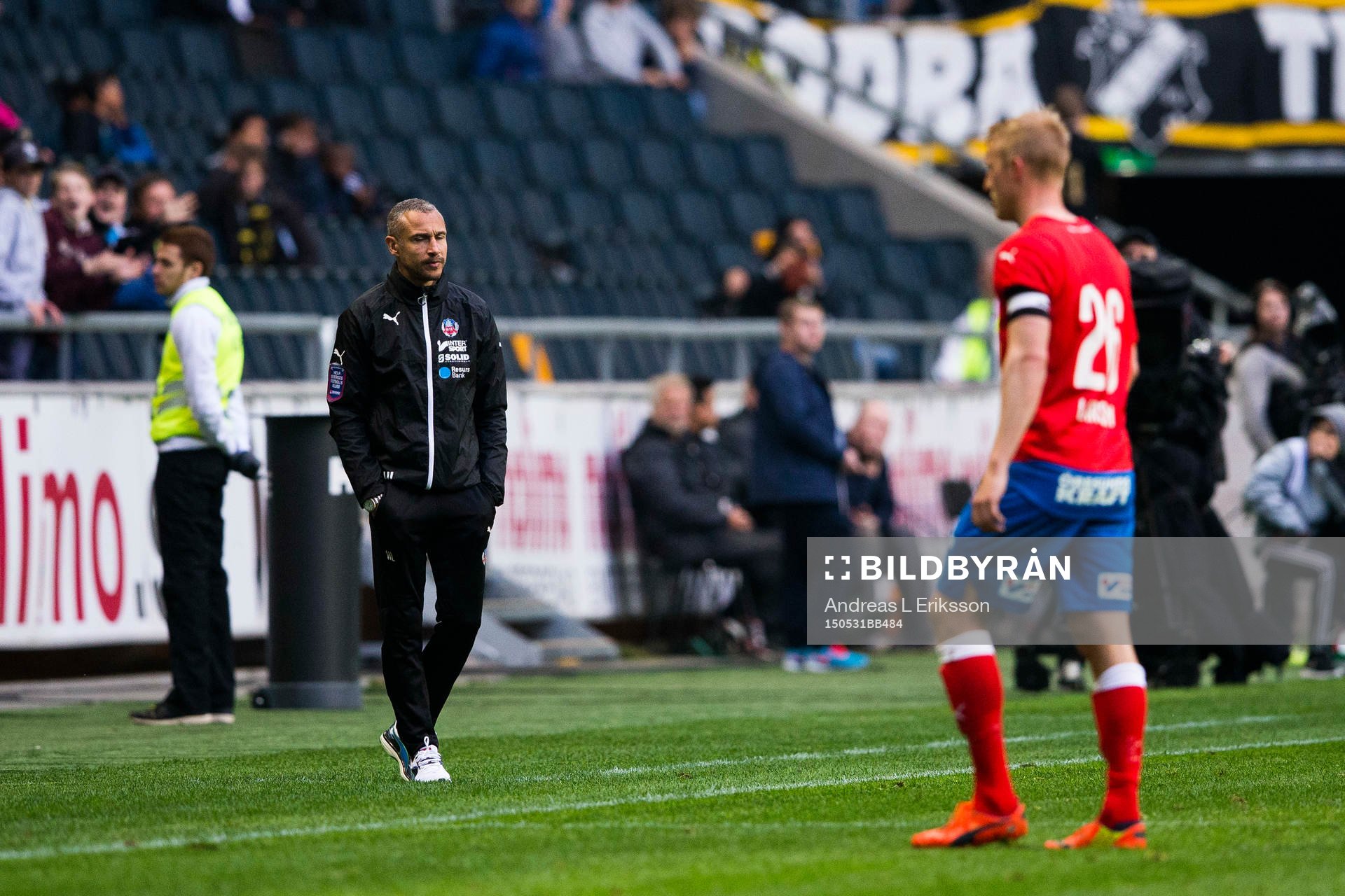 Helsingborgs manager Henrik Larsson ser på när