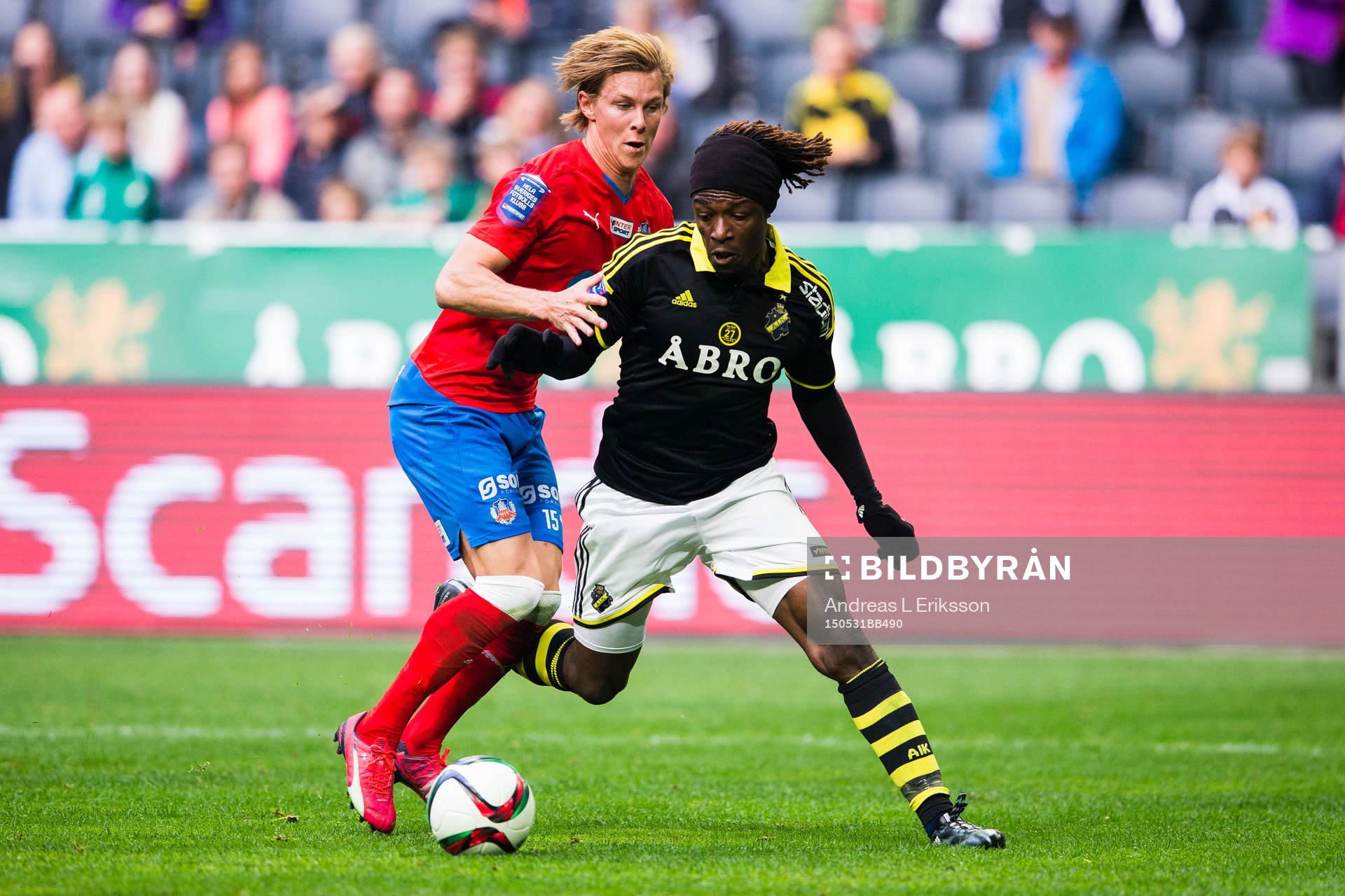 AIK:s Mohamed Bangura tar sig förbi Helsingborgs Emil Krafth under fotbollsmatchen i Allsvenskan mellan AIK och Helsingborg den 31 maj 2015.