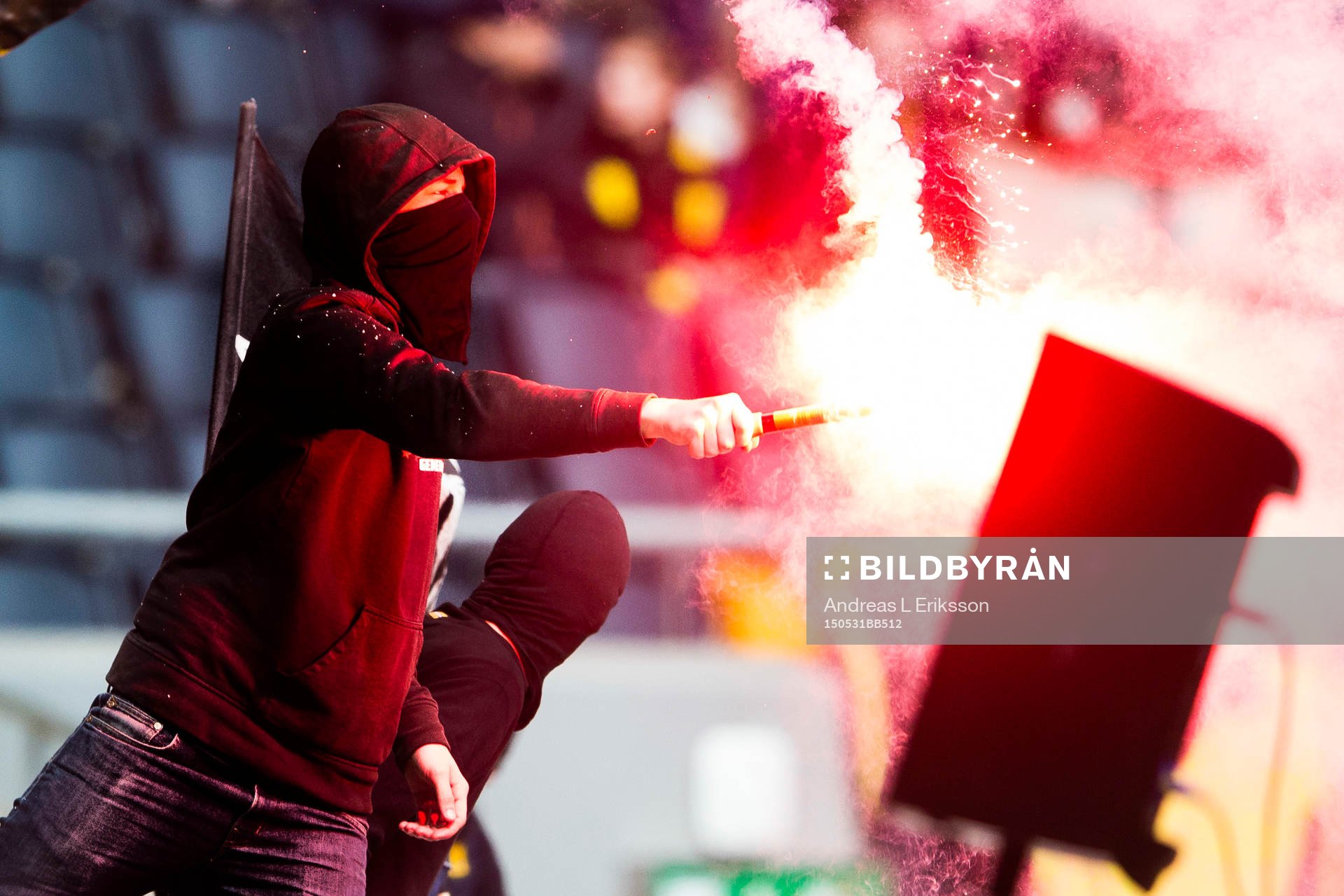 En AIK-supporter med en bangalunder fotbollsmatchen i