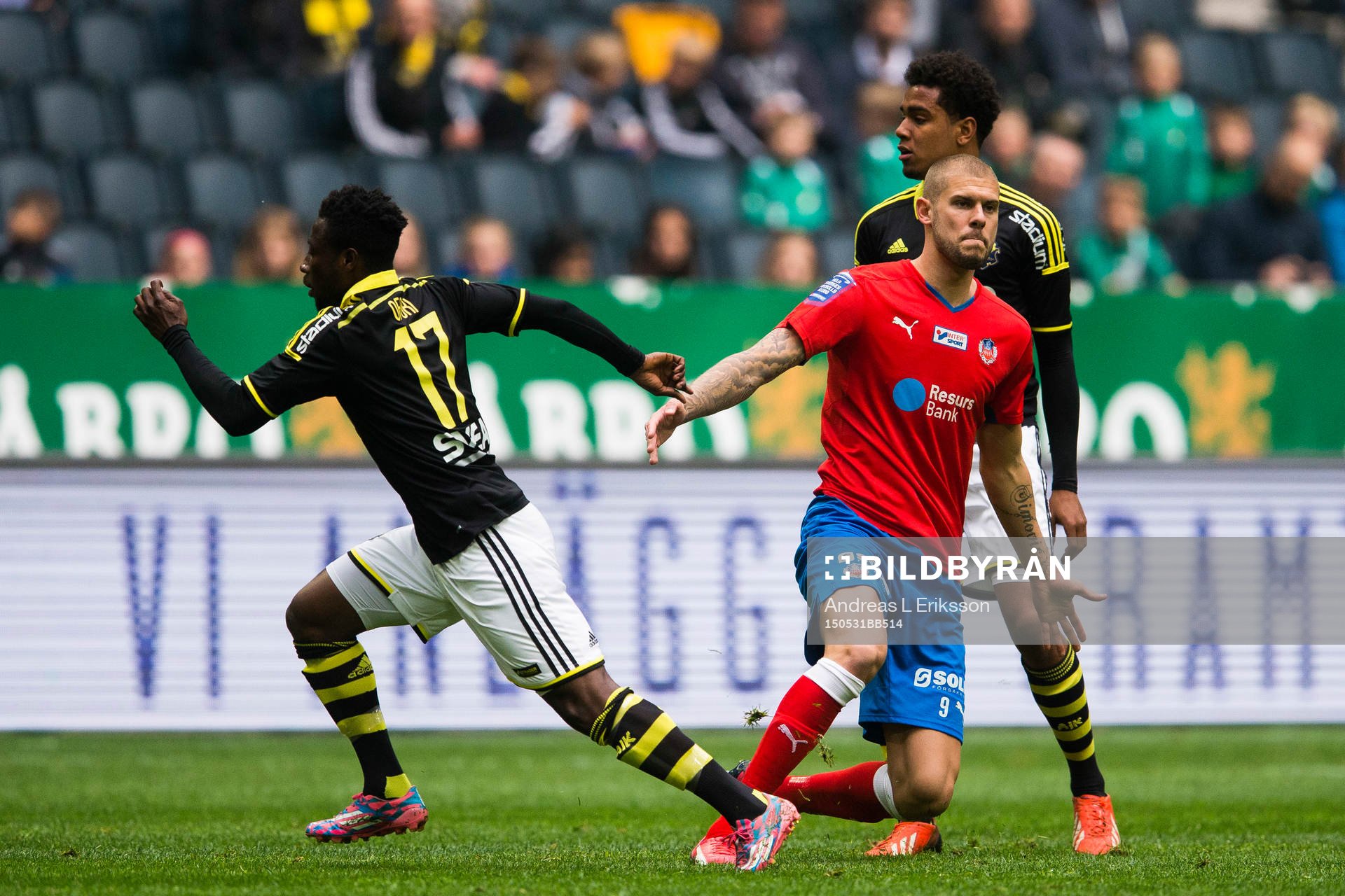 Helsingborgs Robin Simovic ser uppgiven ut