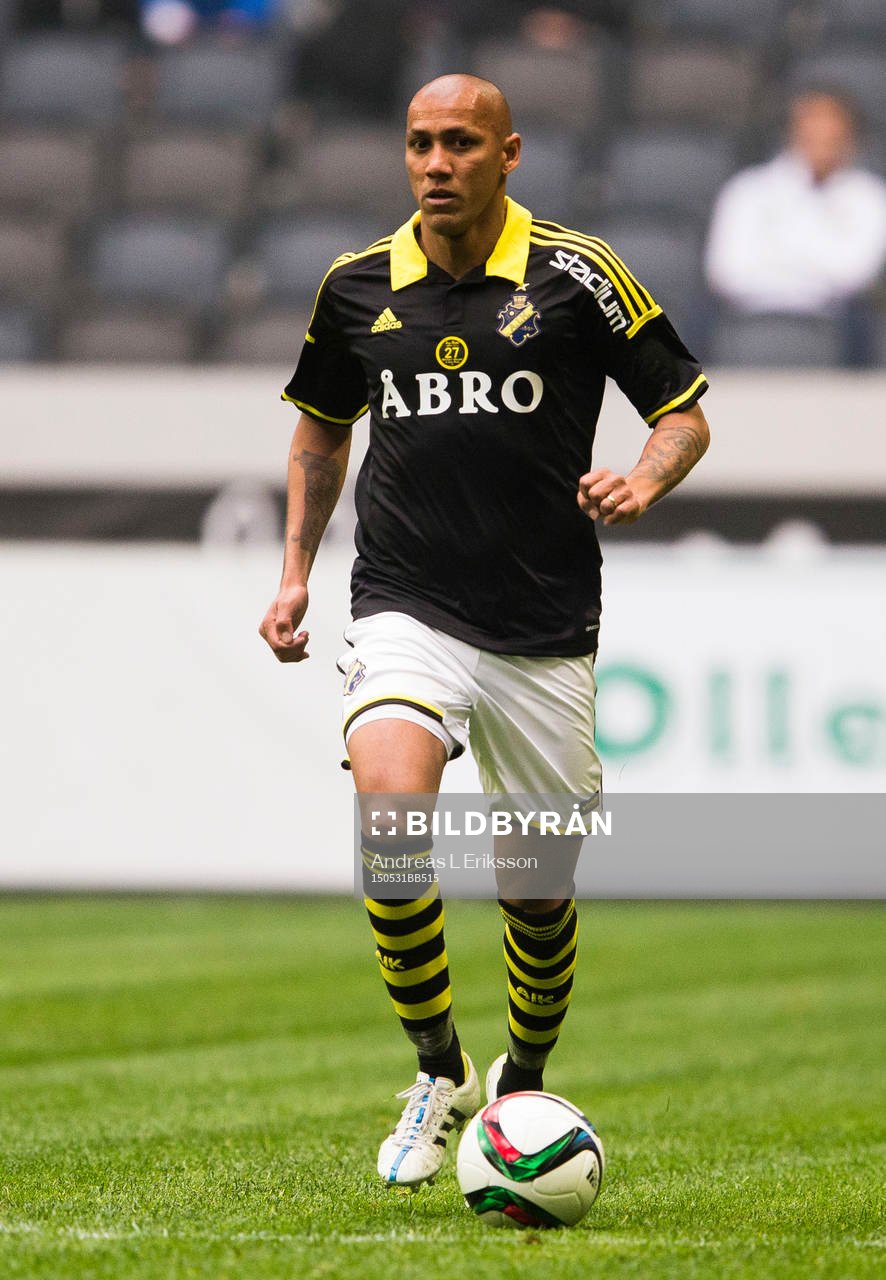 AIK:s Alessandro Silva Pereira med bollen under fotbollsmatchen i Allsvenskan mellan AIK och Helsingborg den 31 maj 2015.