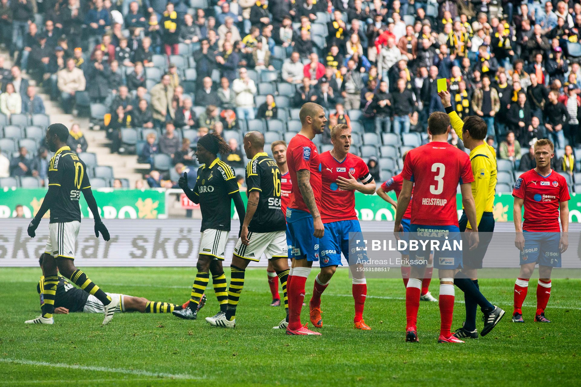 Domare Markus Strömbergsson ger Helsingborgs Robin Simovic