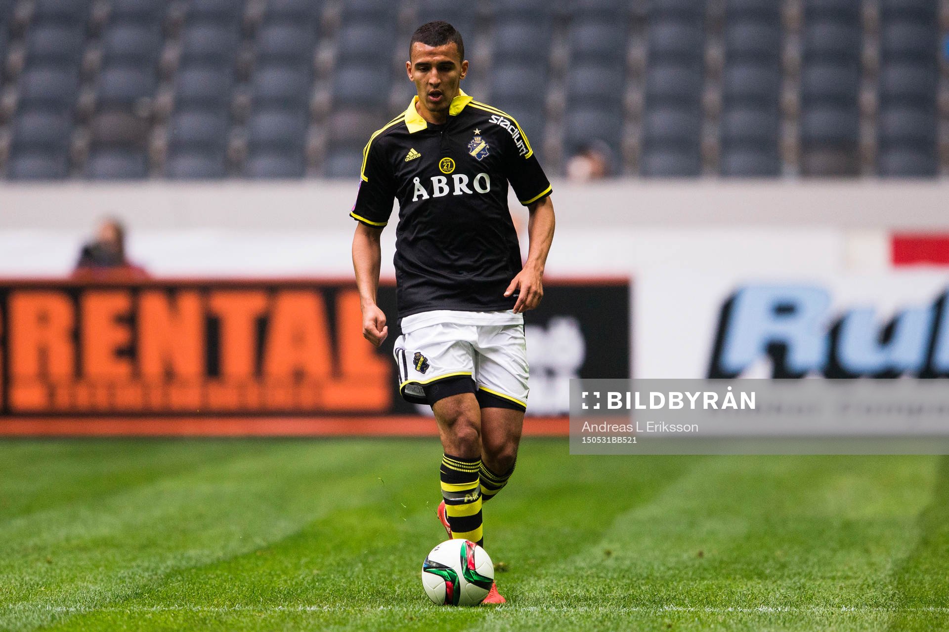 s Nabil Bahoui med bollen