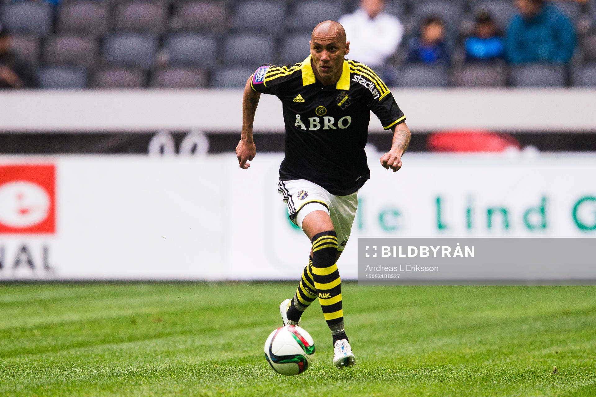AIK:s Alessandro Silva Pereira med bollen under fotbollsmatchen i Allsvenskan mellan AIK och Helsingborg den 31 maj 2015.