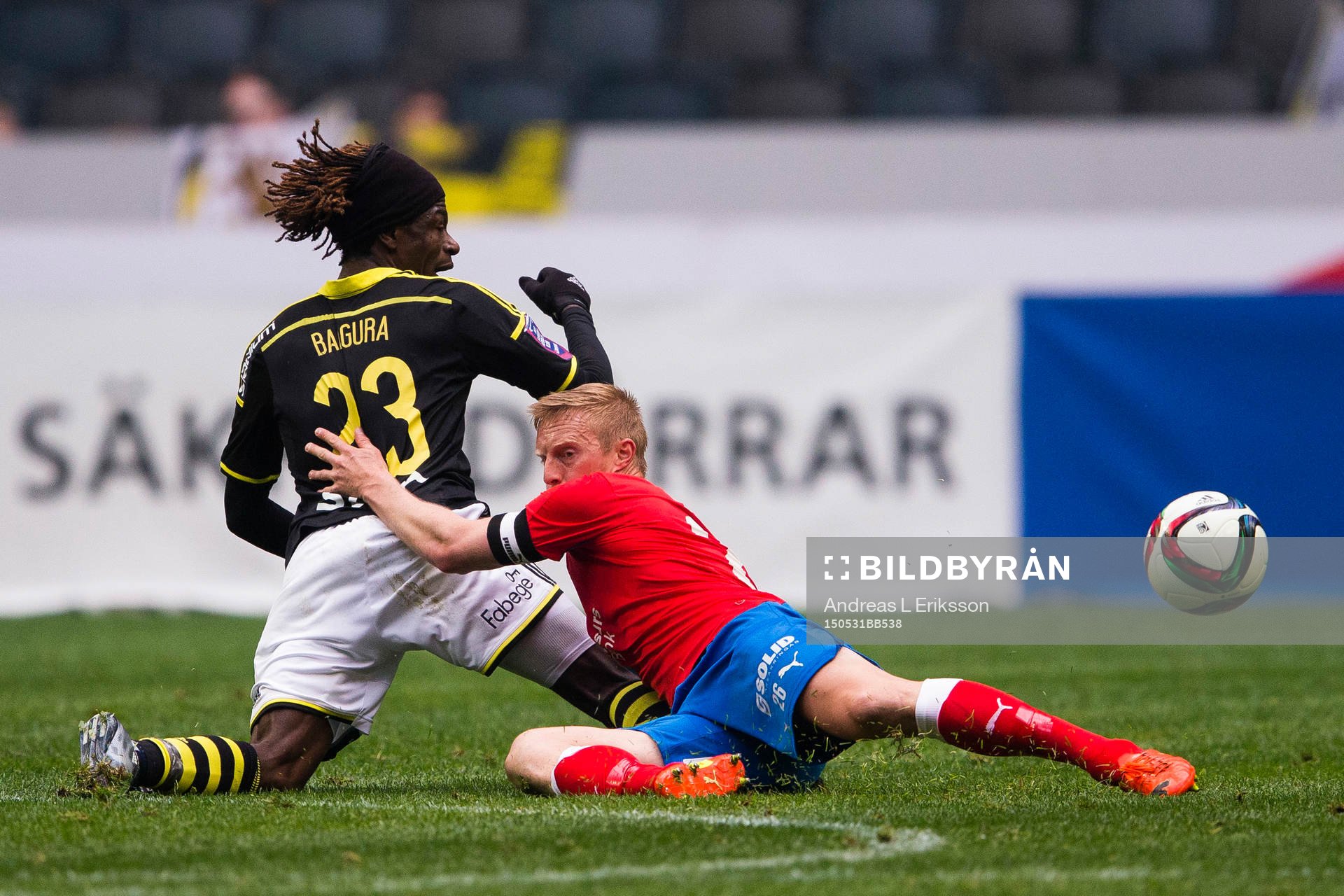 s Mohamed Bangura i kamp om bollen med Helsingborgs Peter