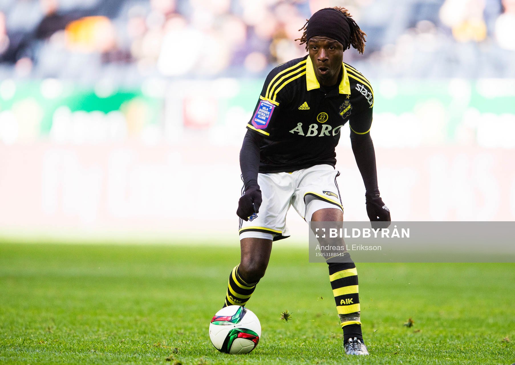 s Mohamed Bangura med bollen