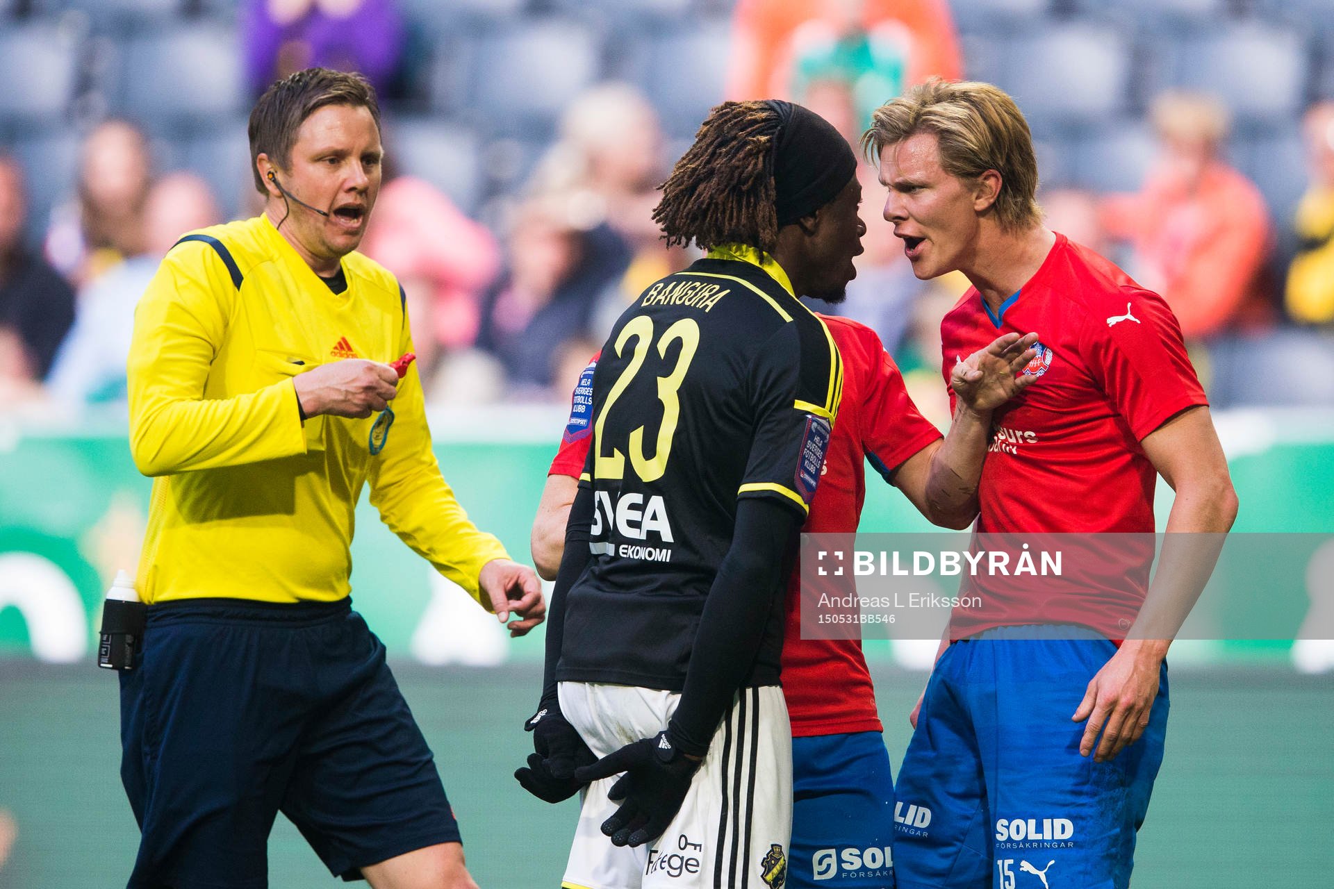 s Mohamed Bangura och Helsingborgs Emil Krafth är osams