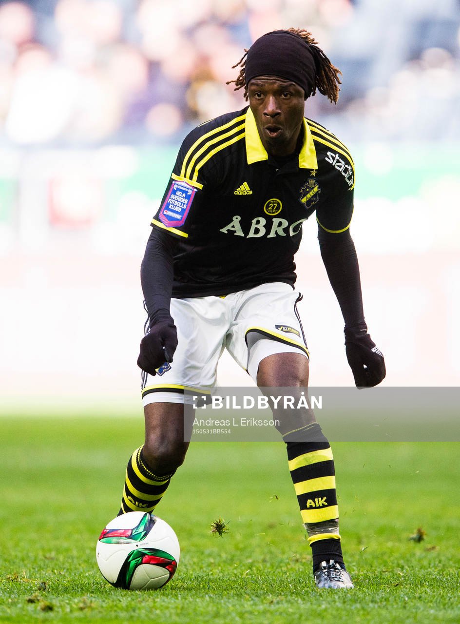 s Mohamed Bangura med bollen