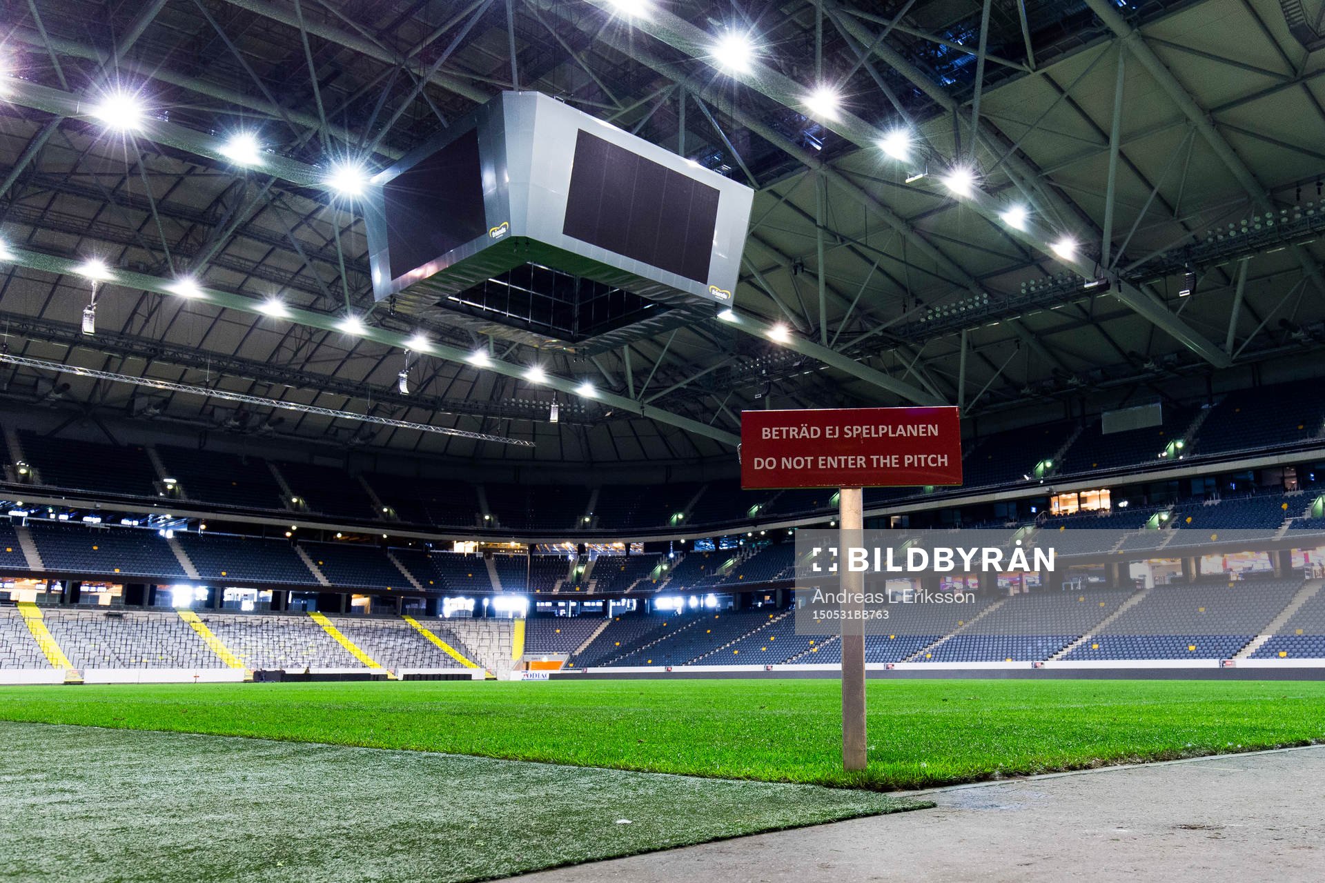 En skylt med texten Beträd ej spelplanen sitter vid