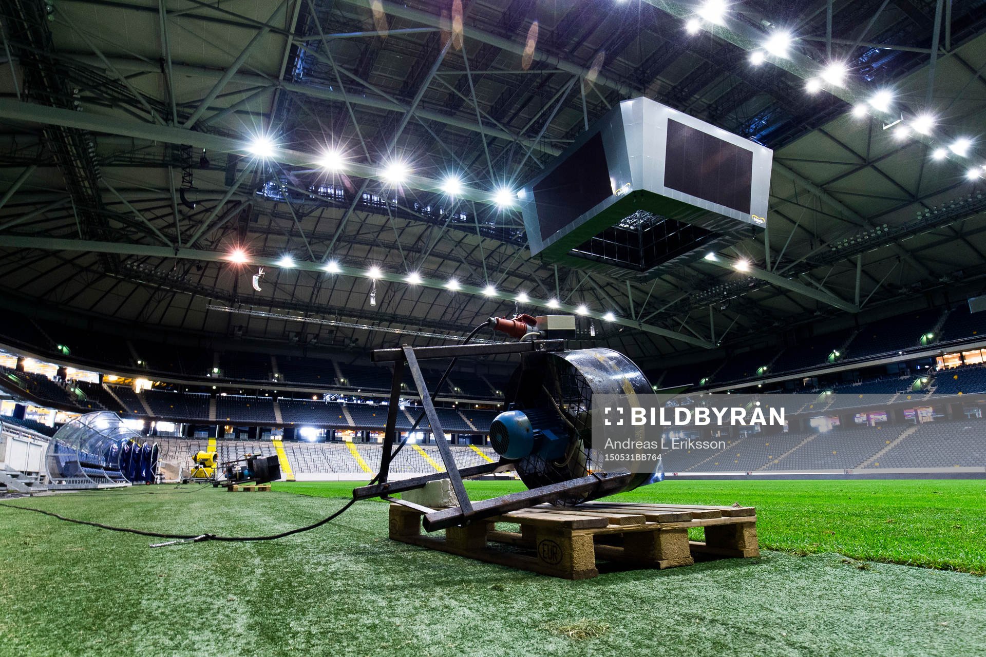 En fläkt är placerad brevid spelplan på Friends Arena