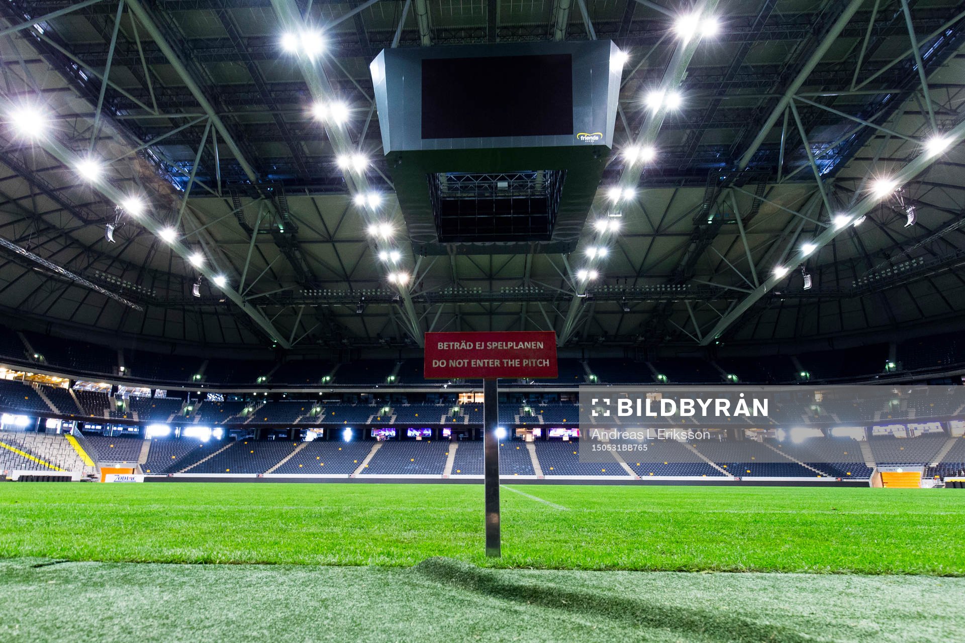 En skylt med texten Beträd ej spelplanen sitter planen