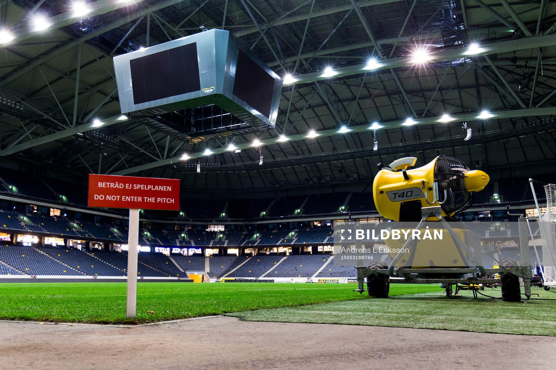 En skylt med texten Beträd ej spelplanen sitter vid hörnet av planen och en snökanon som används för att cirkulera luften med på Friends Arena efter fotbollsmatchen i Allsvenskan mellan AIK och Helsingborg den 31 maj 2015.