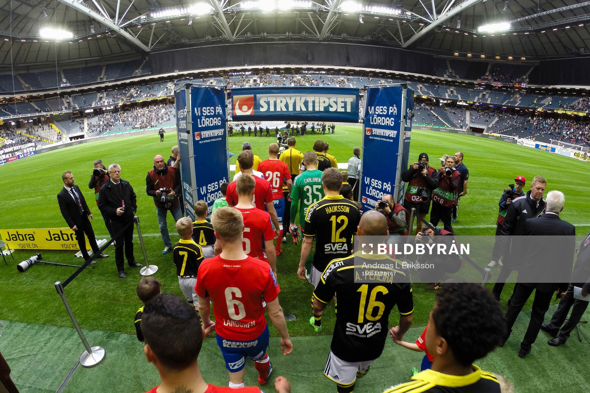 s spelare marscherar in på plan innan fotbollsmatchen i