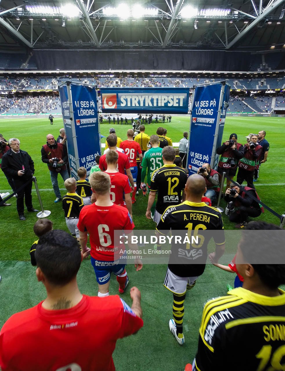 s spelare marscherar in på plan innan fotbollsmatchen i