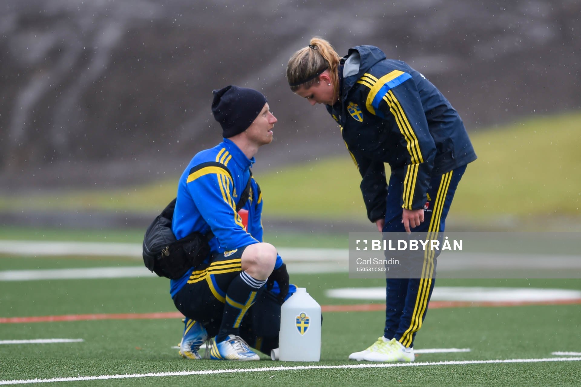 Sveriges sjukgymnast Jörgen Sandberg undersöker Olivia Schough under en träning med landslaget den 31 maj 2015 i Toronto.