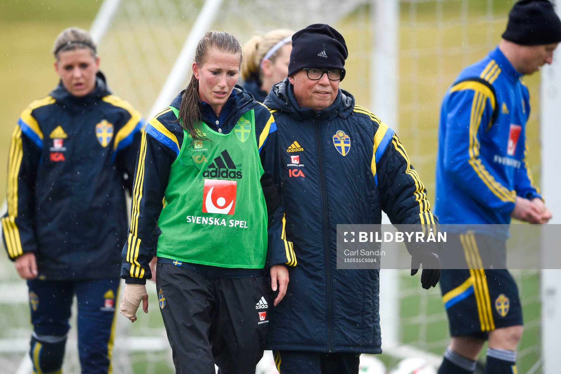 Med lindad hand lämnar Sveriges Emma Berglund och Läkare