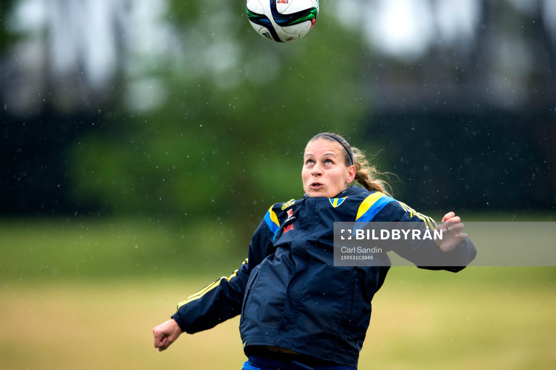 Sveriges Charlotte Rohlin nickar en boll