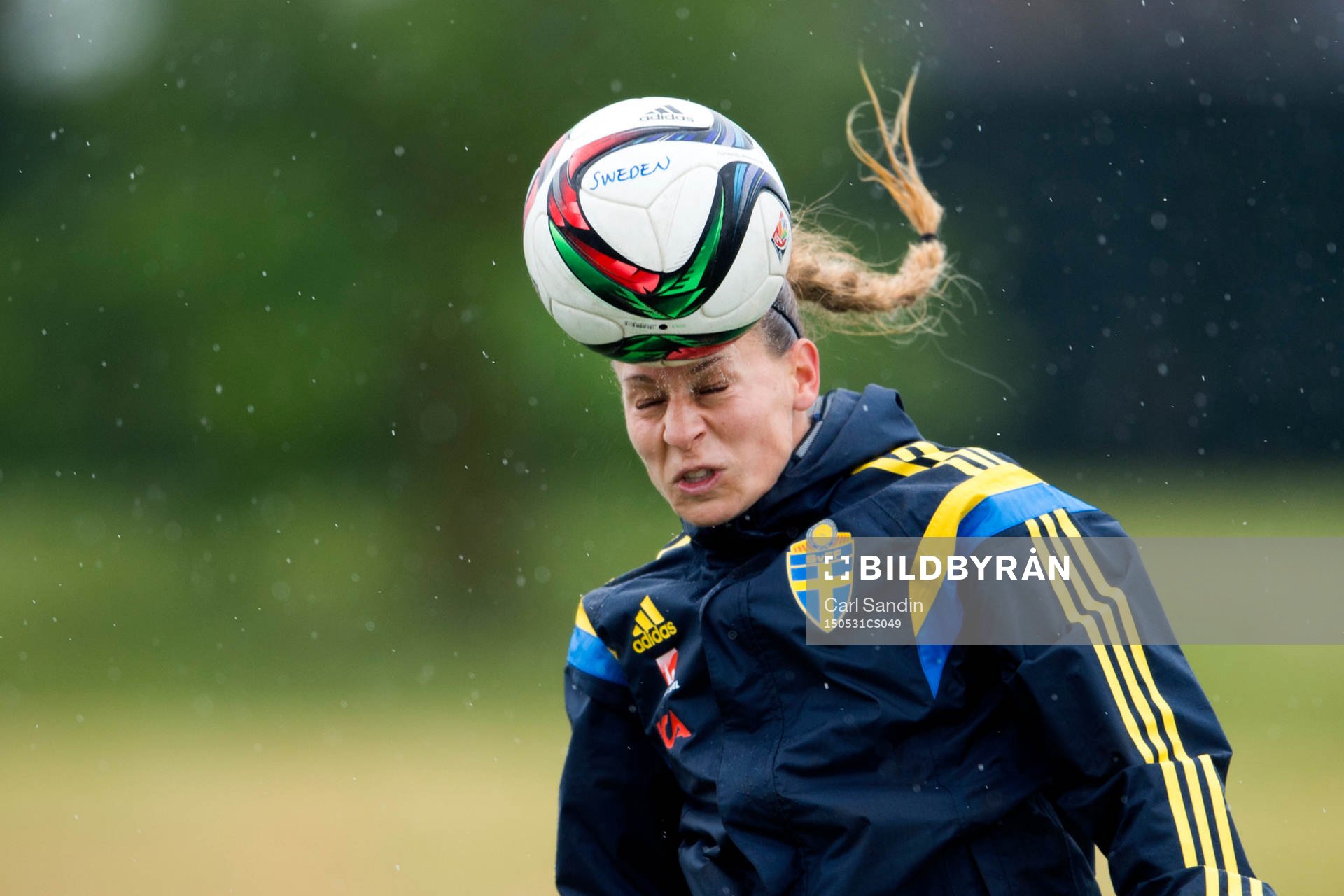 Sveriges Charlotte Rohlin nickar en boll