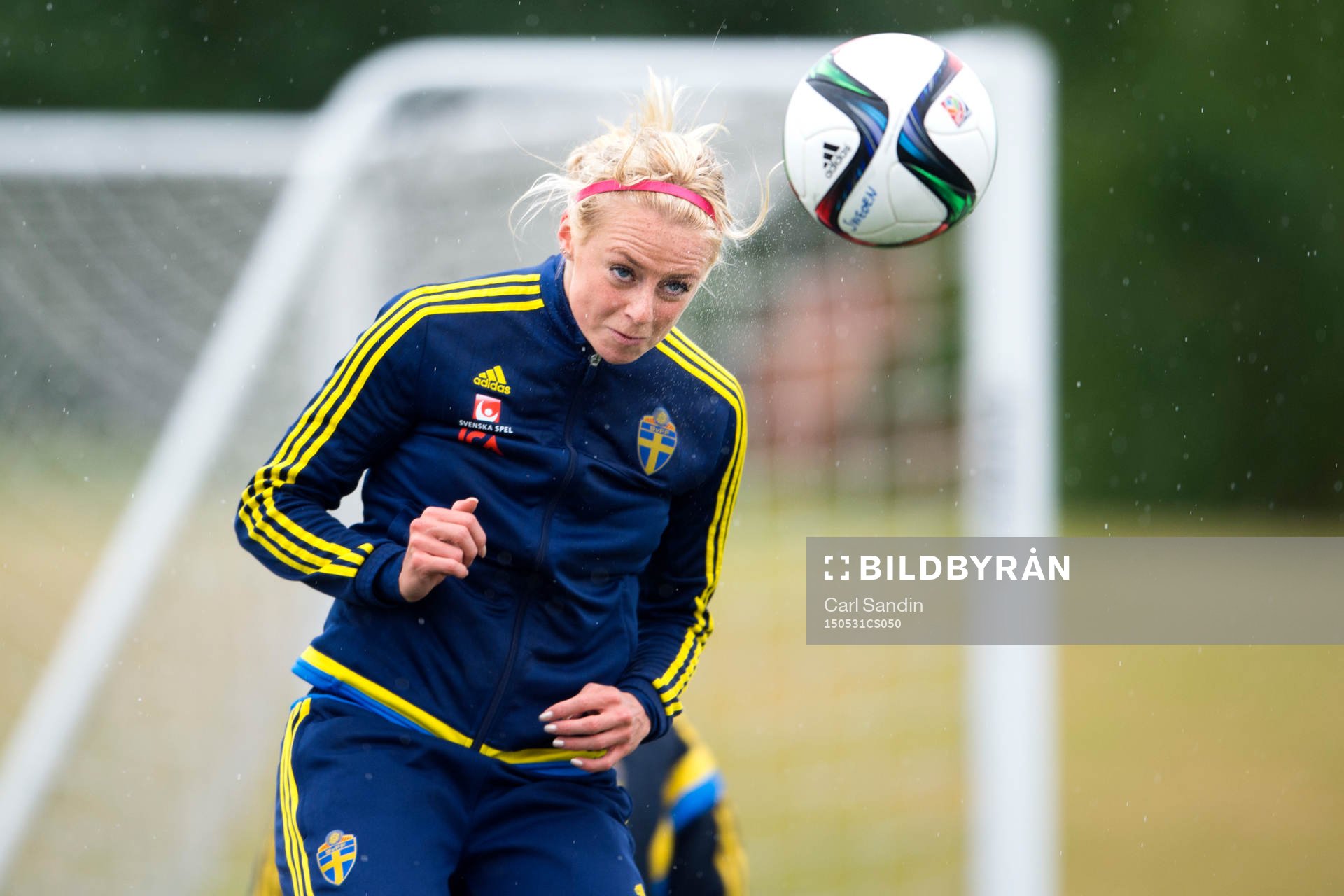 Sveriges Amanda Ilestedt nickar en boll