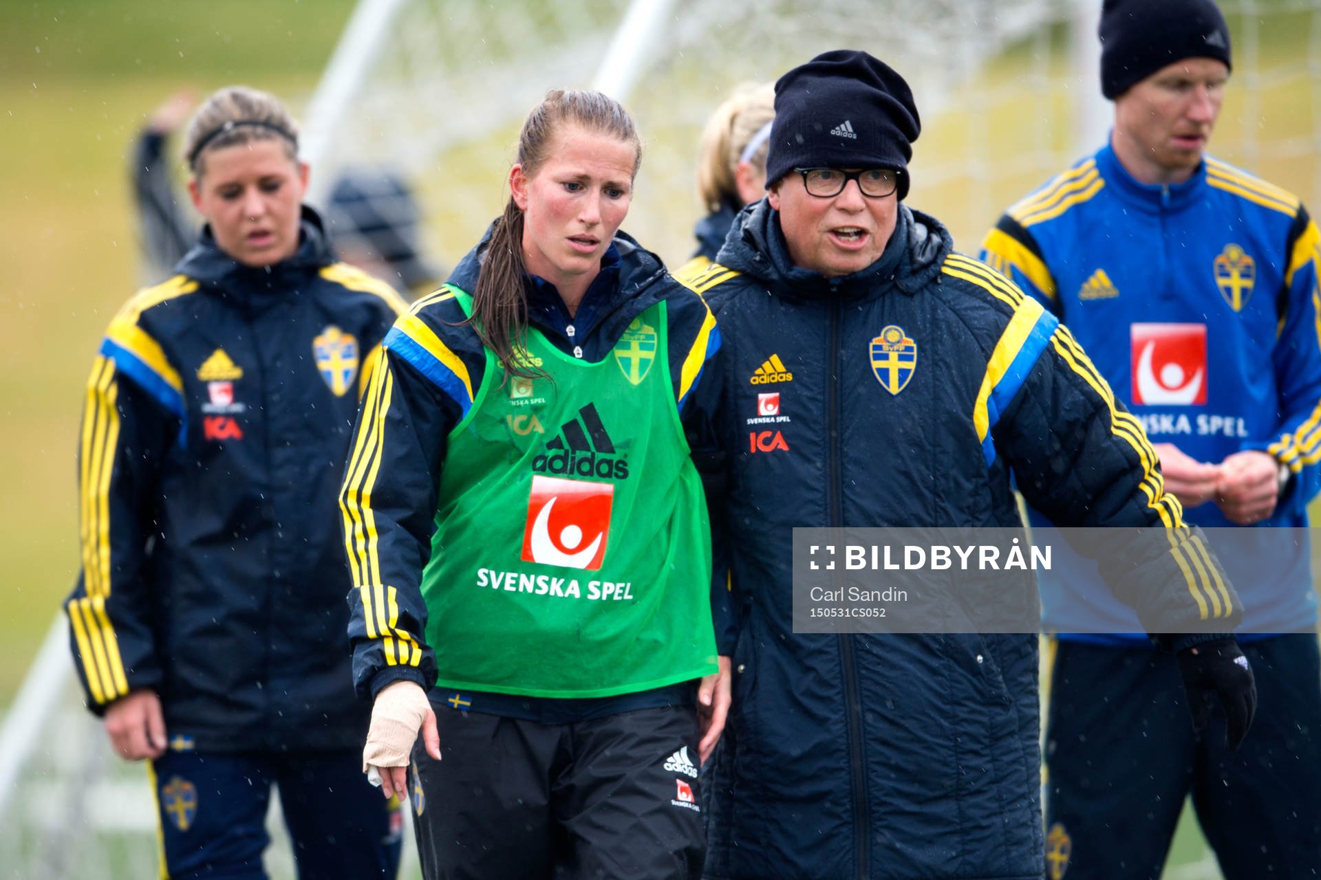 Sveriges Emma Berglund och läkare Yelverton Tegner lämnar