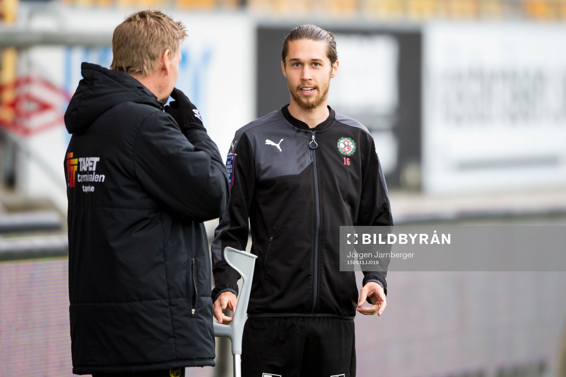 Örebros Daniel Nordmark pratar med Elfsborgs assisterande