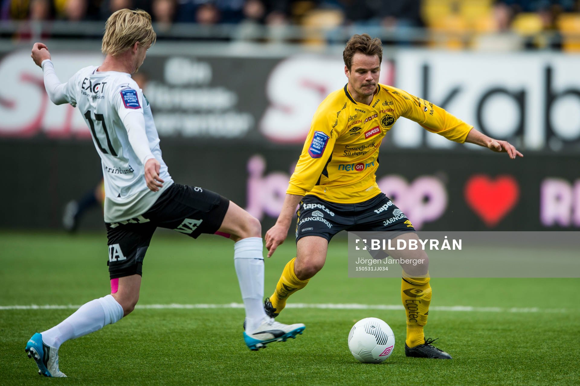 Elfsborgs Henning Hauger och Örebros Karl Holmberg (rygg