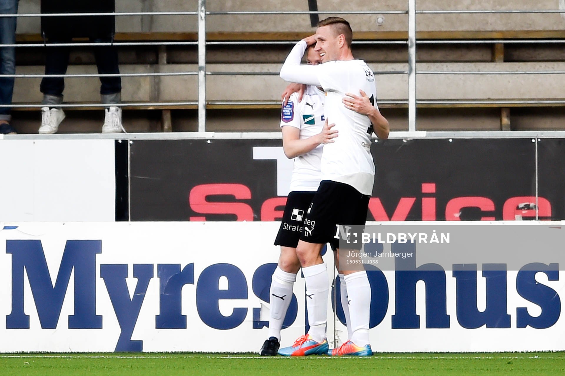Örebros Daniel Gustavsson jublar